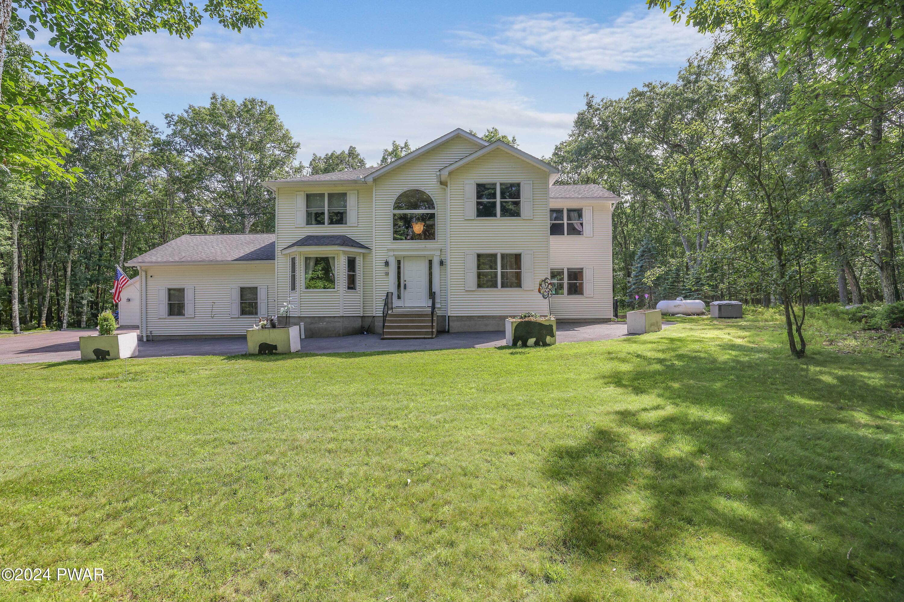 Hawley, Pennsylvania 18428, United States, 5 Bedrooms Bedrooms, ,4 BathroomsBathrooms,Residential,Pending,53322