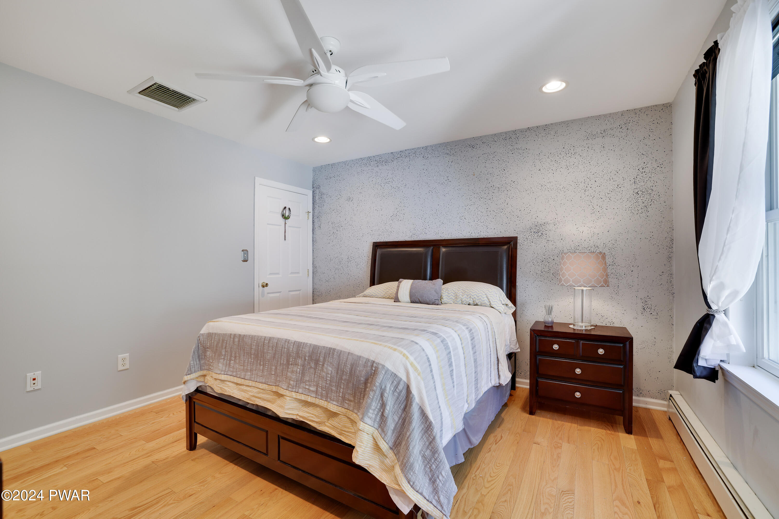 Hawley, Pennsylvania 18428, United States, 5 Bedrooms Bedrooms, ,4 BathroomsBathrooms,Residential,Pending,53322