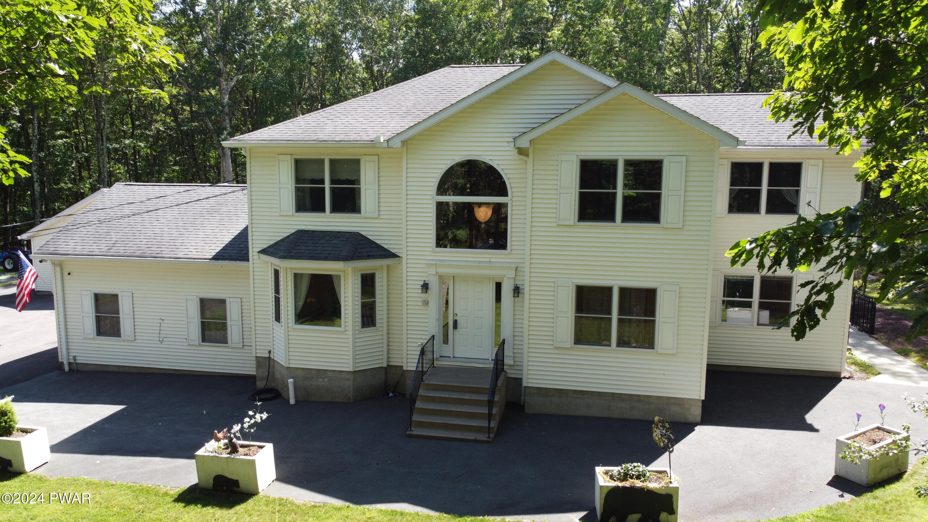 Hawley, Pennsylvania 18428, United States, 5 Bedrooms Bedrooms, ,4 BathroomsBathrooms,Residential,Pending,53322