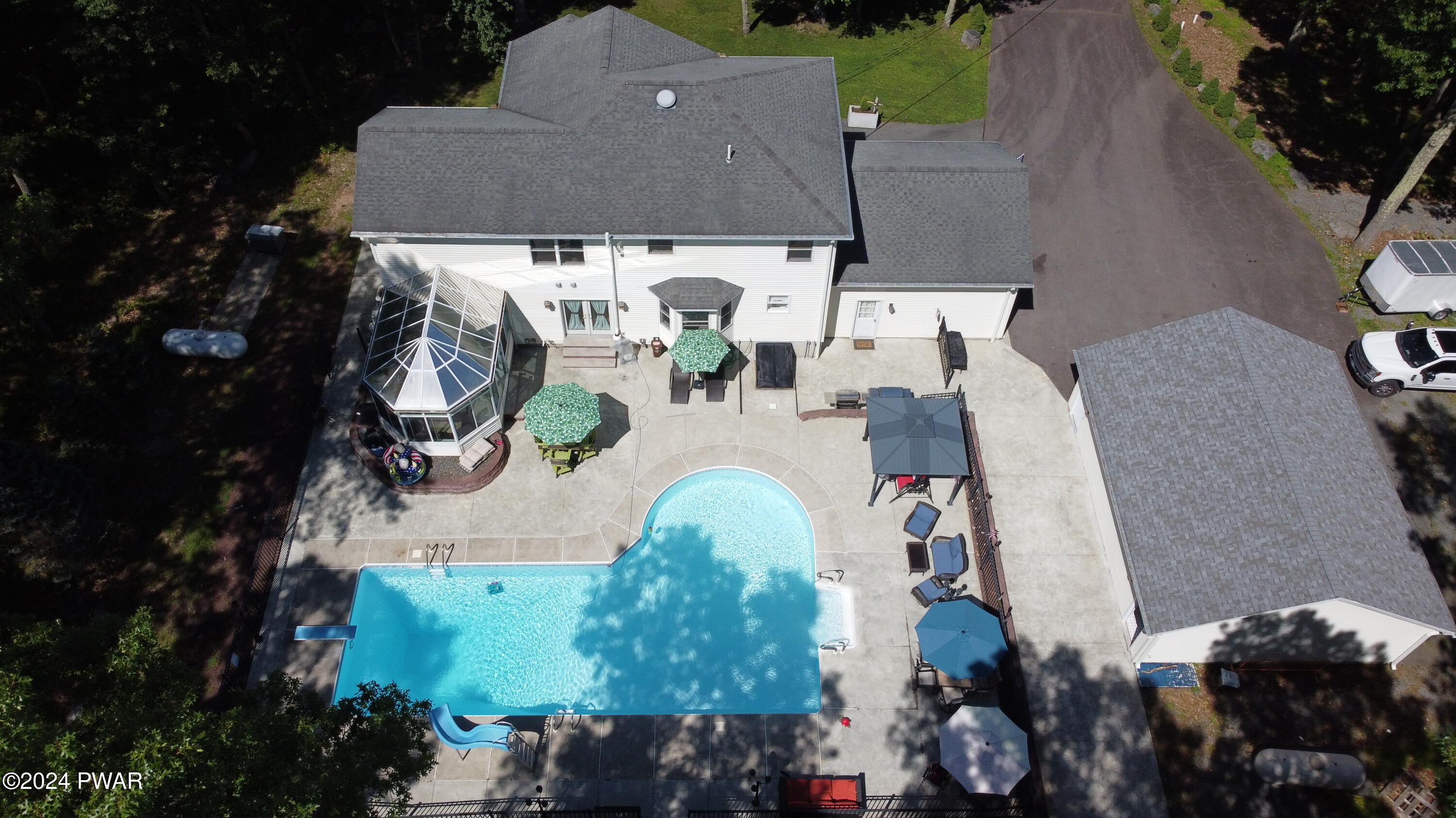 Hawley, Pennsylvania 18428, United States, 5 Bedrooms Bedrooms, ,4 BathroomsBathrooms,Residential,Pending,53322