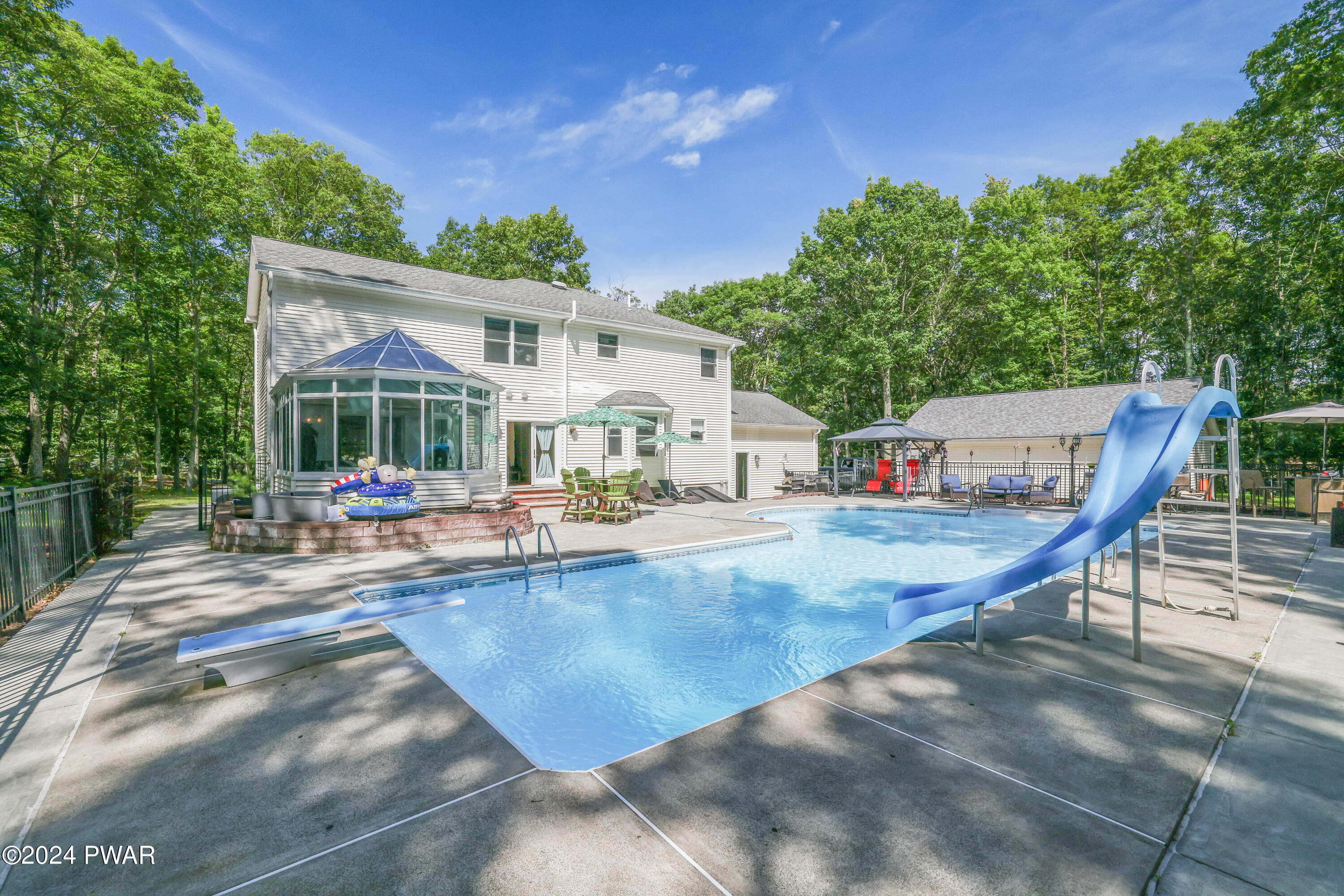 Hawley, Pennsylvania 18428, United States, 5 Bedrooms Bedrooms, ,4 BathroomsBathrooms,Residential,Pending,53322