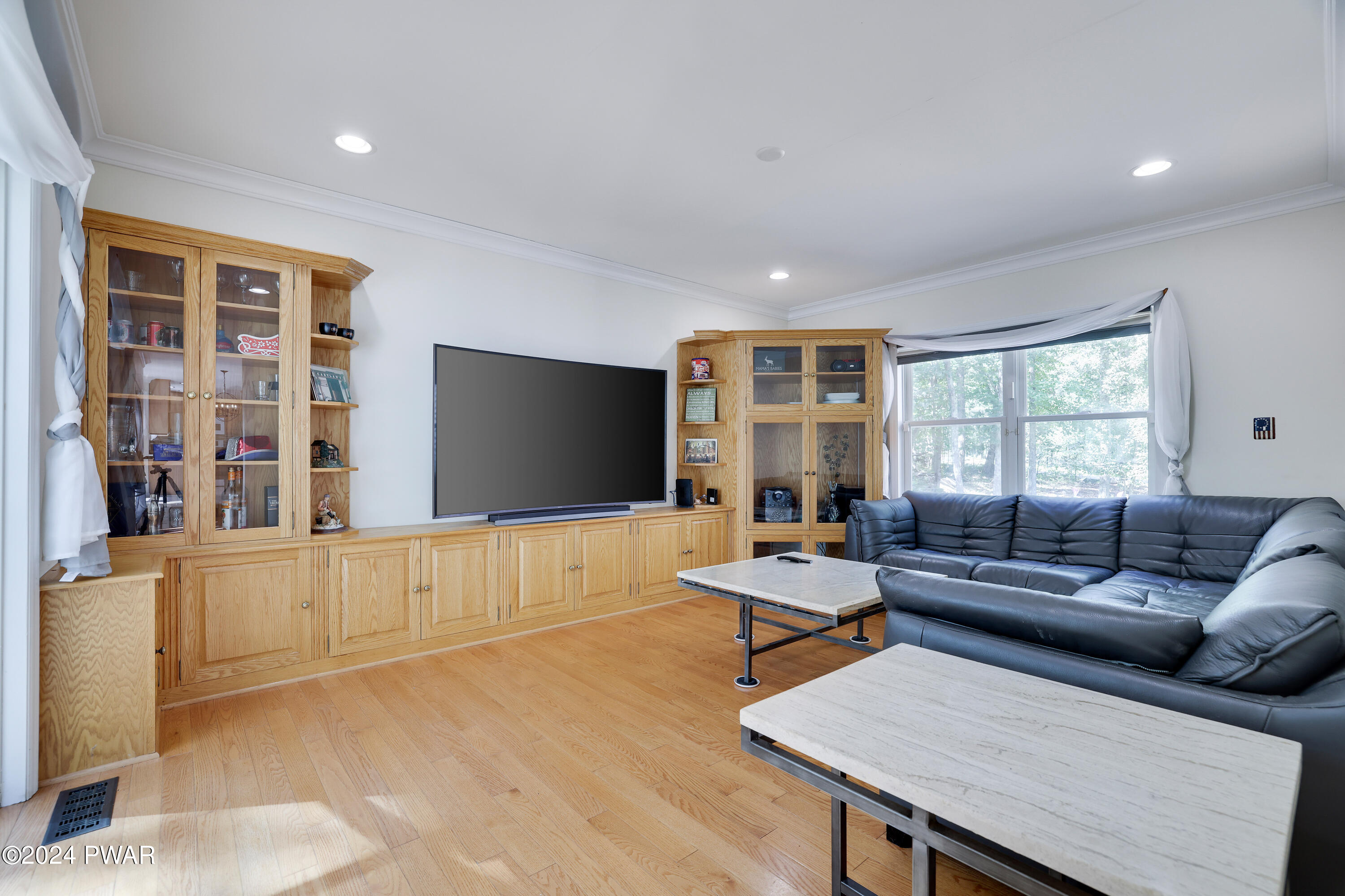 Hawley, Pennsylvania 18428, United States, 5 Bedrooms Bedrooms, ,4 BathroomsBathrooms,Residential,Pending,53322