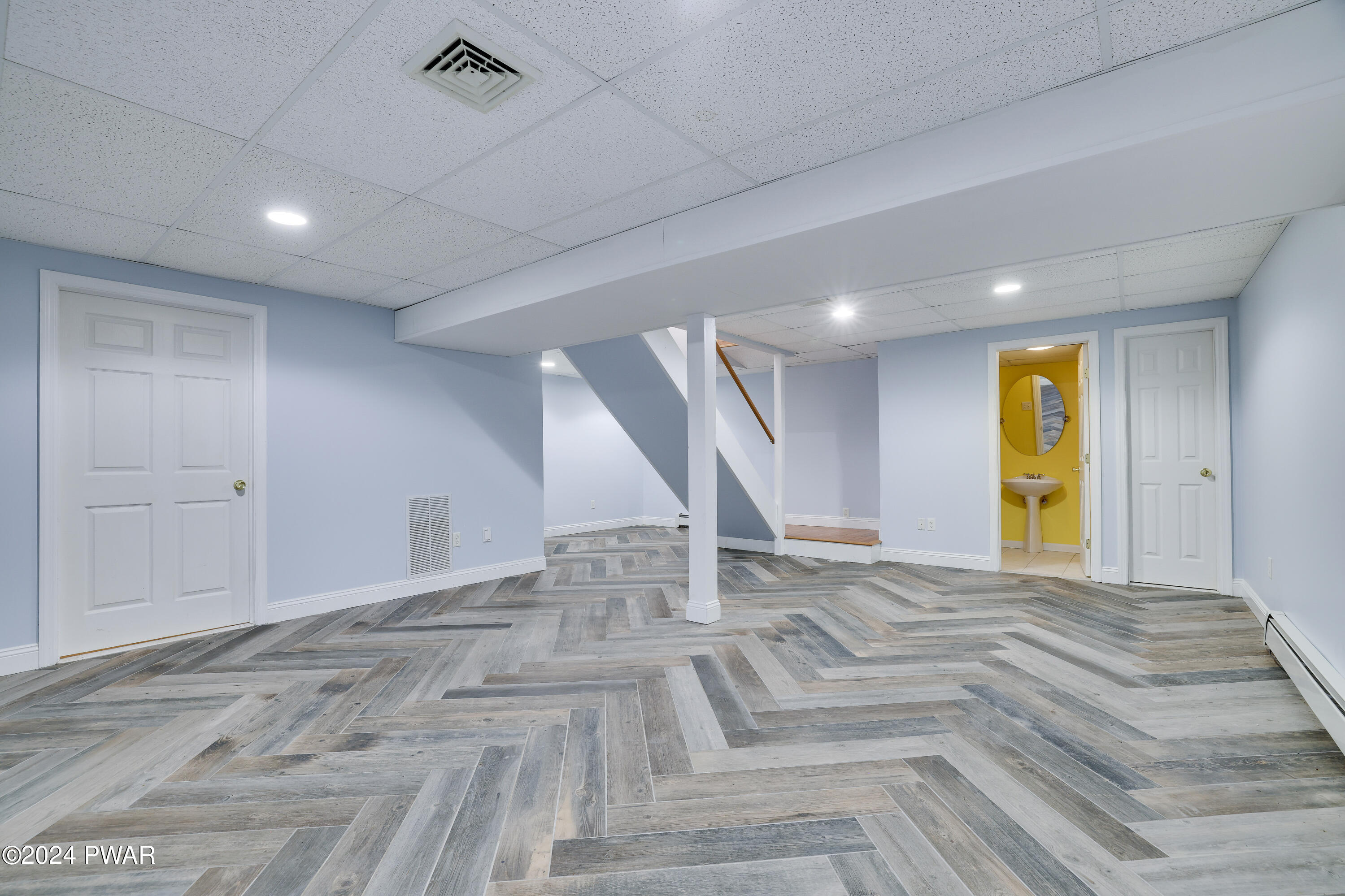 Hawley, Pennsylvania 18428, United States, 5 Bedrooms Bedrooms, ,4 BathroomsBathrooms,Residential,Pending,53322