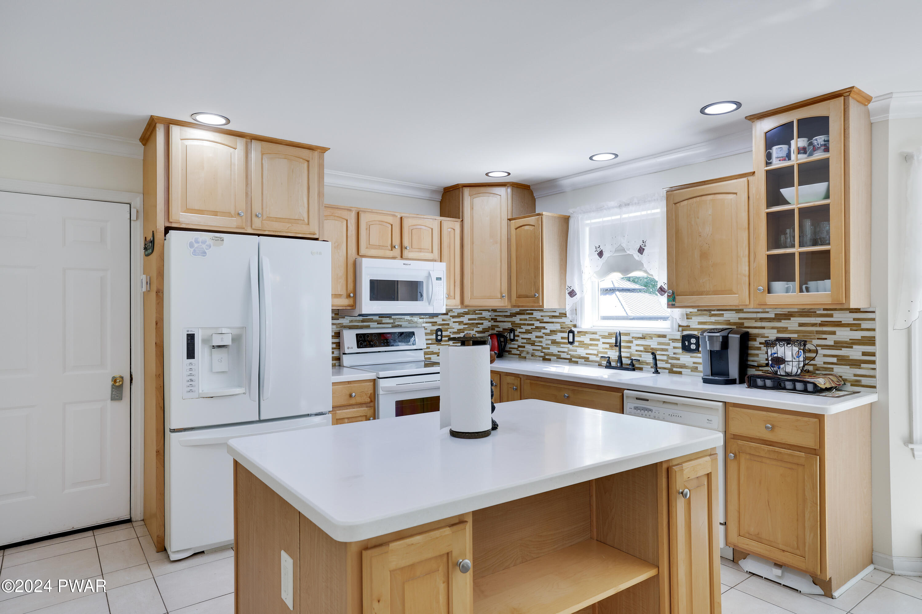 Hawley, Pennsylvania 18428, United States, 5 Bedrooms Bedrooms, ,4 BathroomsBathrooms,Residential,Pending,53322