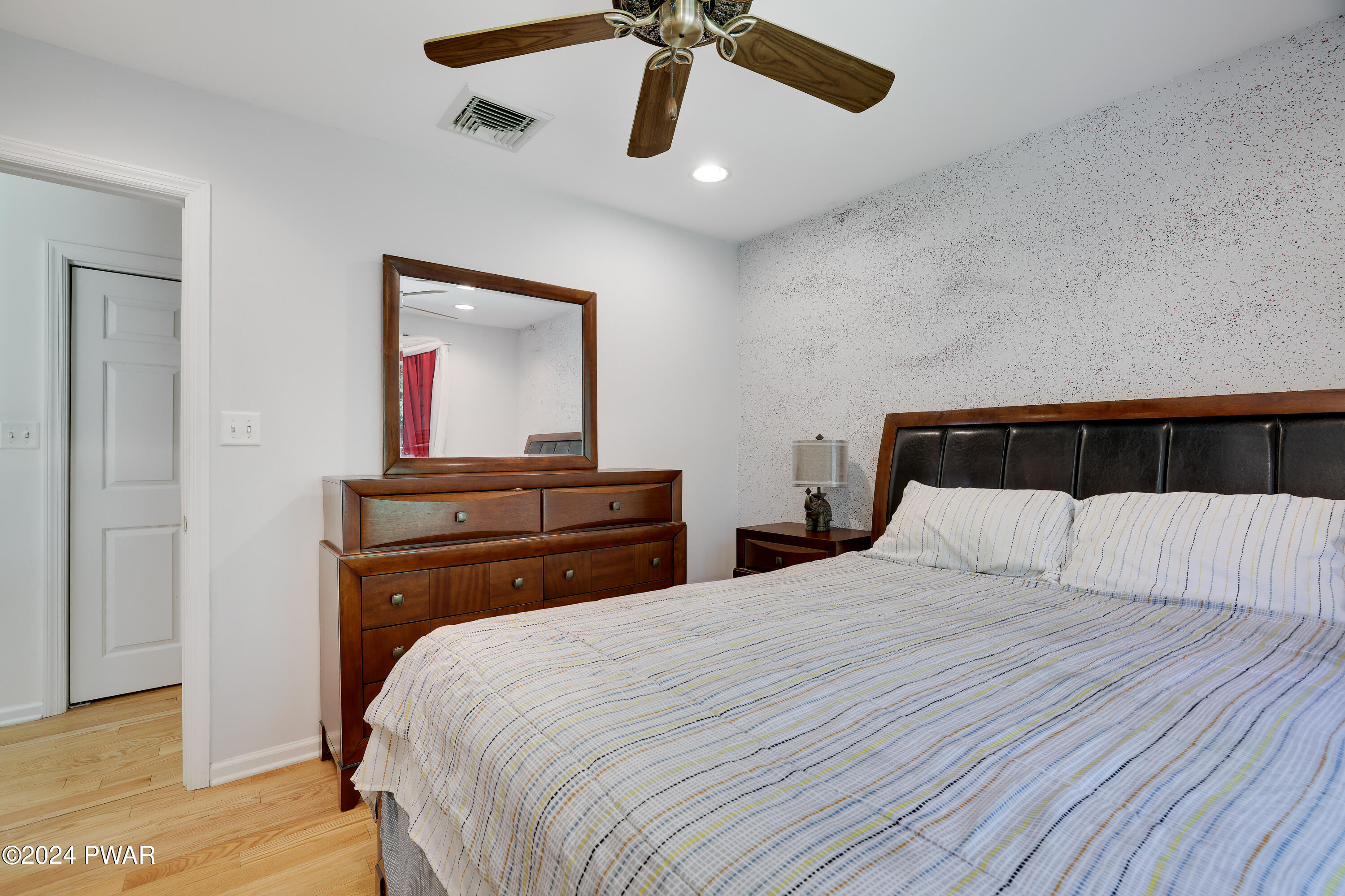 Hawley, Pennsylvania 18428, United States, 5 Bedrooms Bedrooms, ,4 BathroomsBathrooms,Residential,Pending,53322