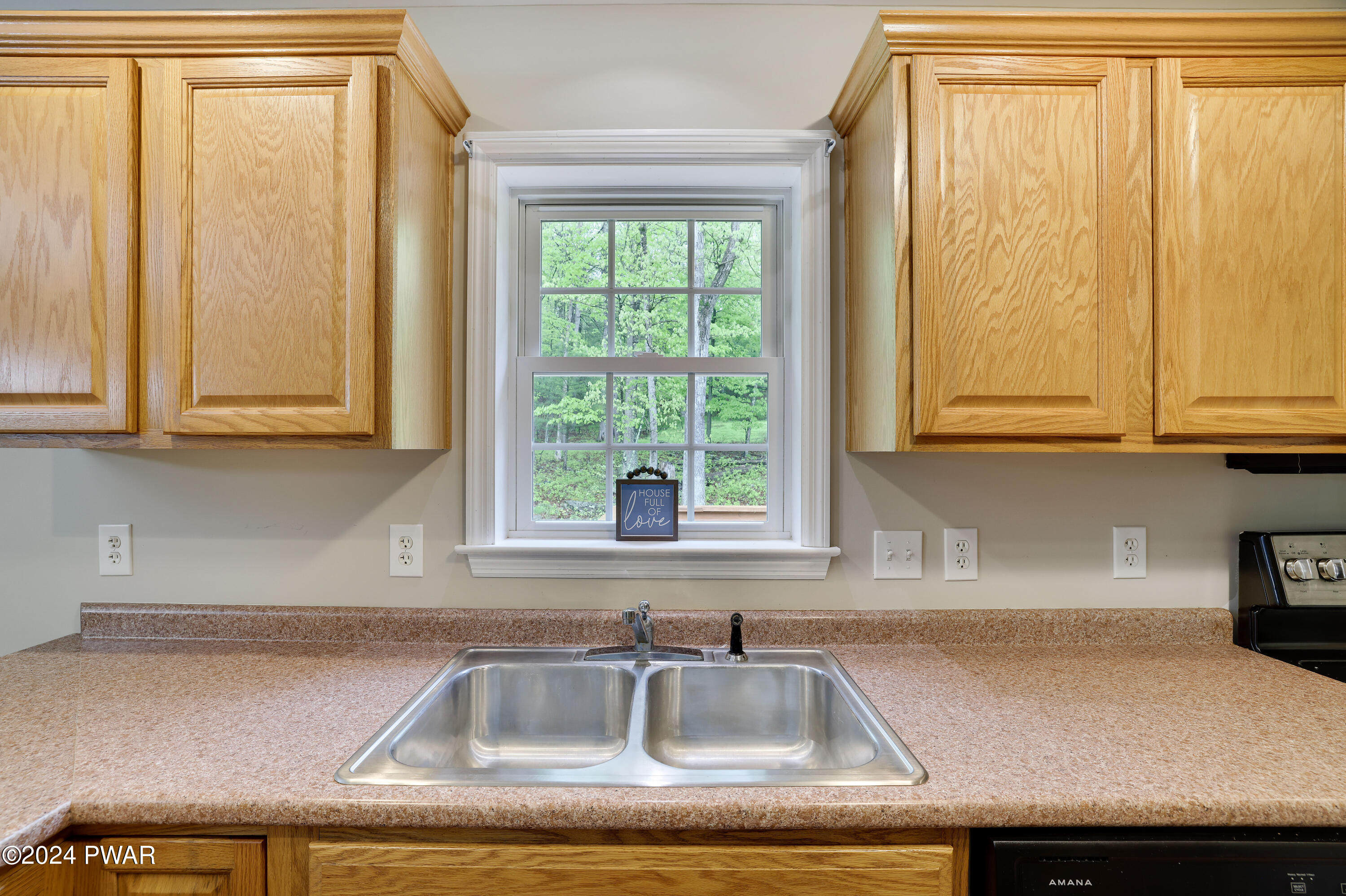 Hawley, Pennsylvania 18428, United States, 3 Bedrooms Bedrooms, ,3 BathroomsBathrooms,Residential,Pending,55516