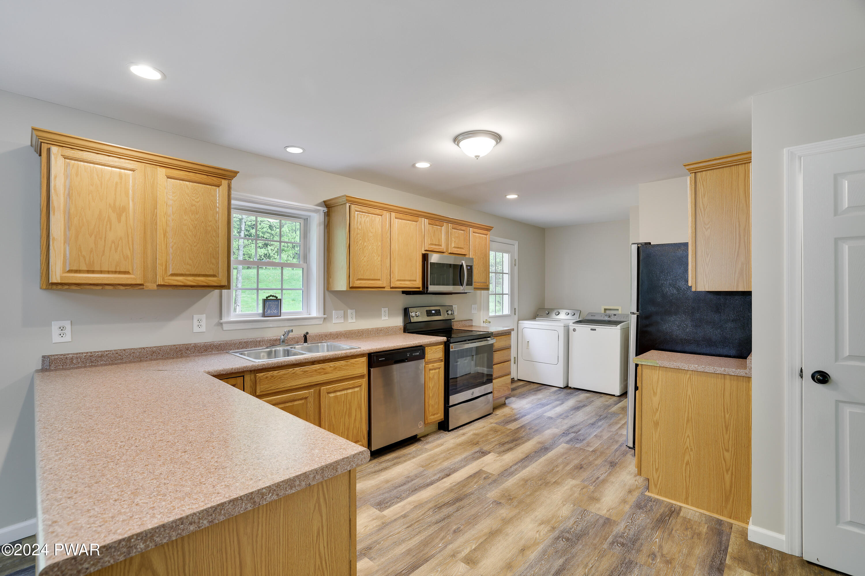 Hawley, Pennsylvania 18428, United States, 3 Bedrooms Bedrooms, ,3 BathroomsBathrooms,Residential,Pending,55516