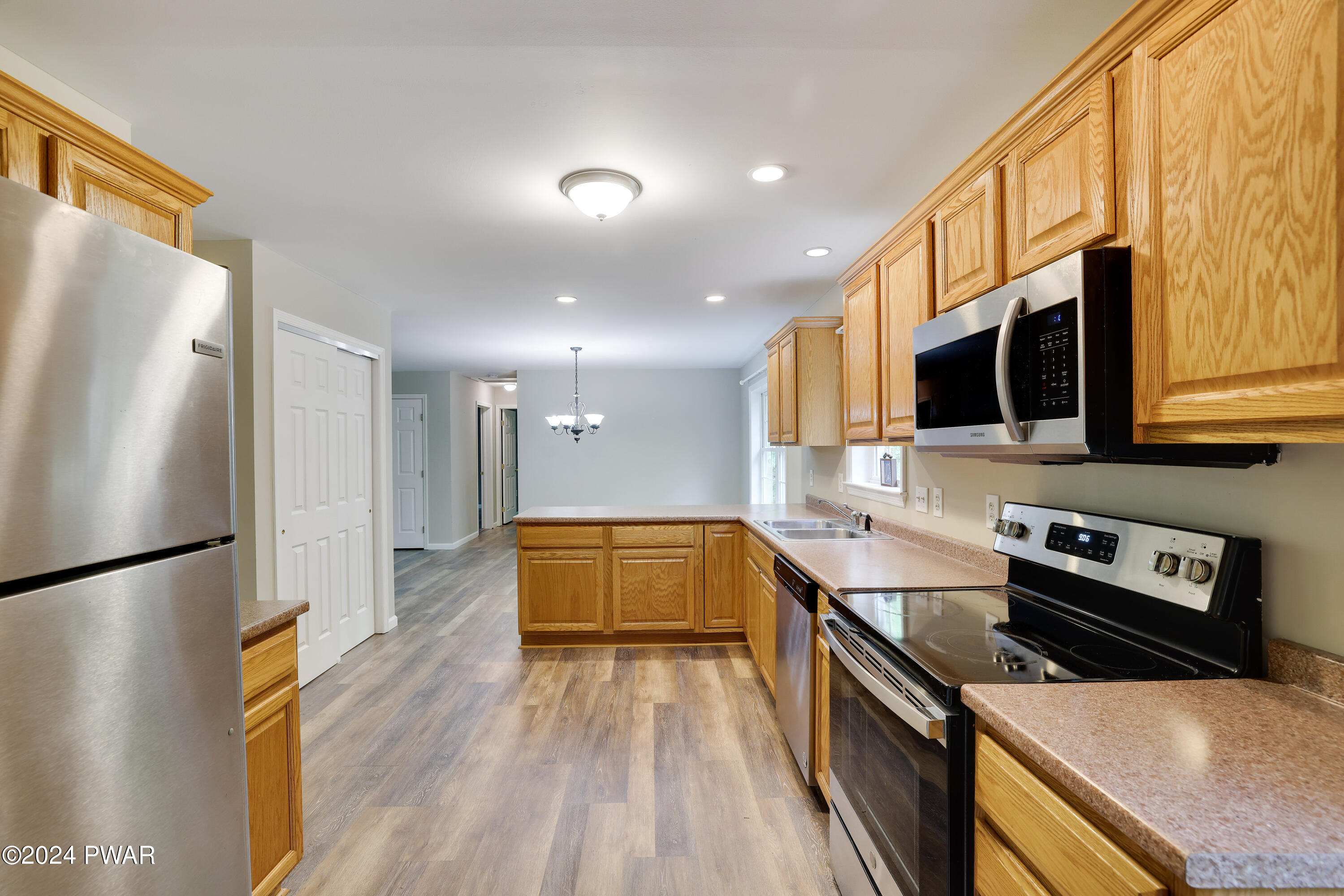 Hawley, Pennsylvania 18428, United States, 3 Bedrooms Bedrooms, ,3 BathroomsBathrooms,Residential,Pending,55516