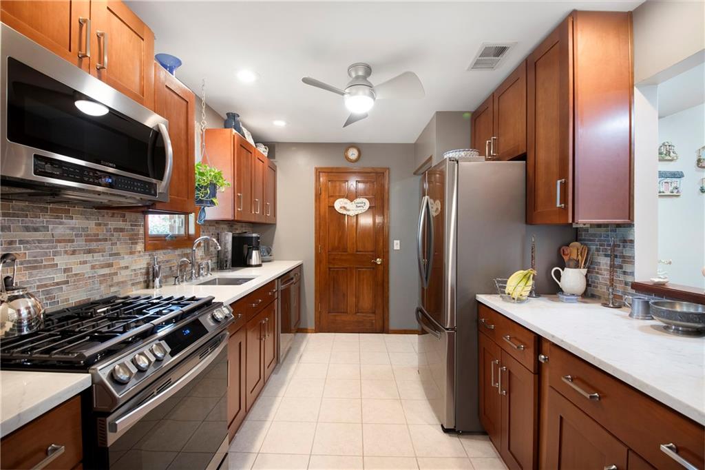 New York, New York 10314, United States, 3 Bedrooms Bedrooms, ,2 BathroomsBathrooms,Residential,Pending,59343