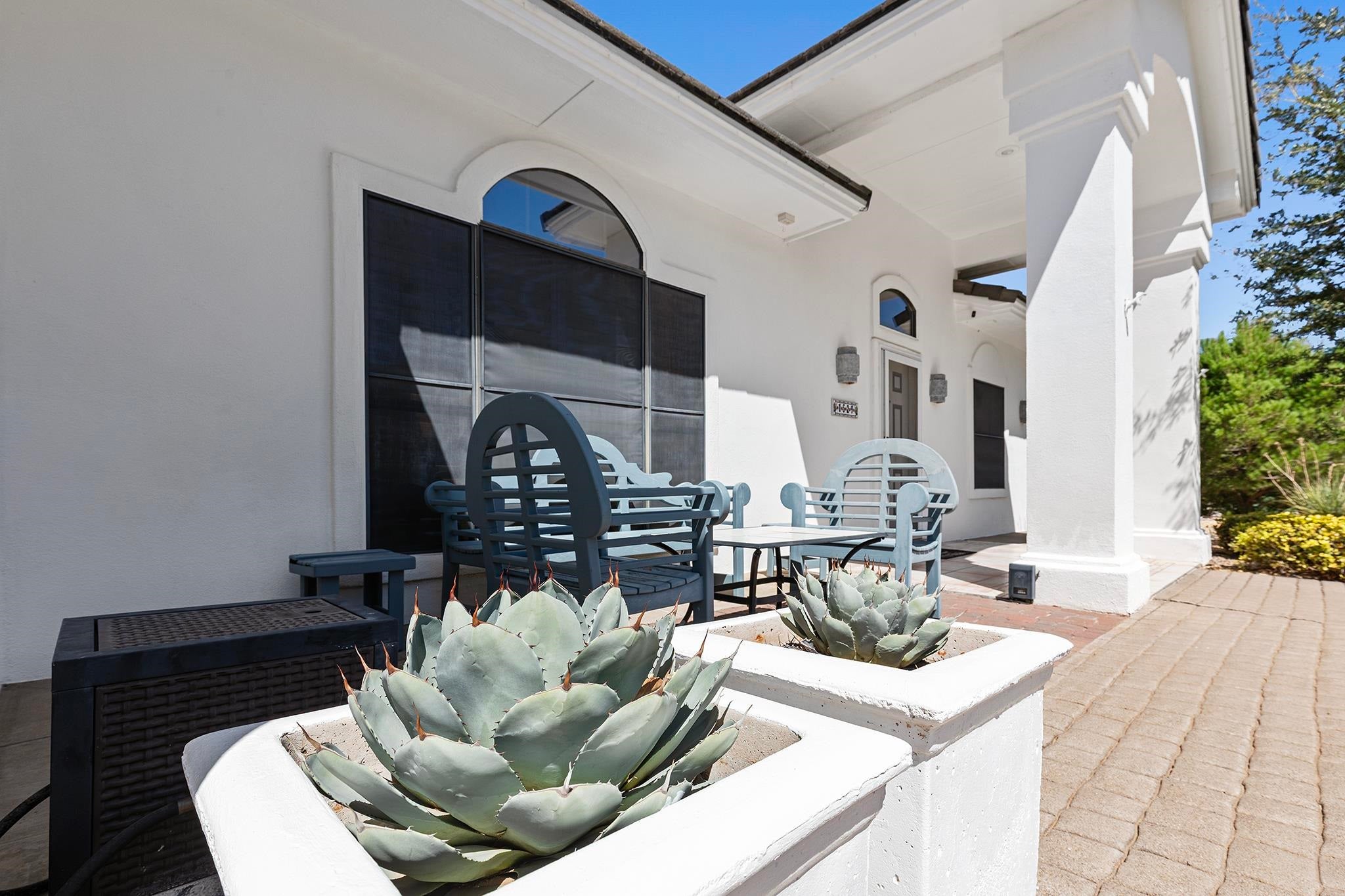 1529 Serrano