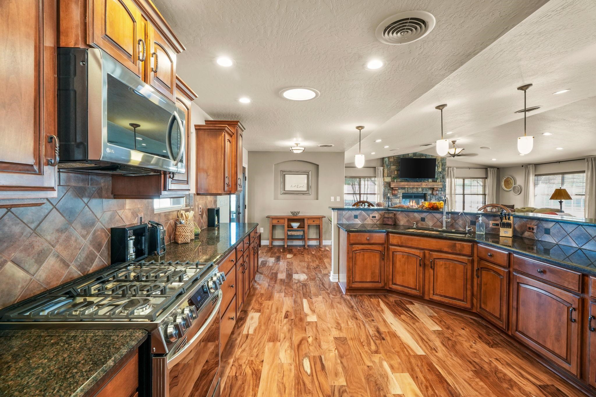 63 Desert Lakes RD
