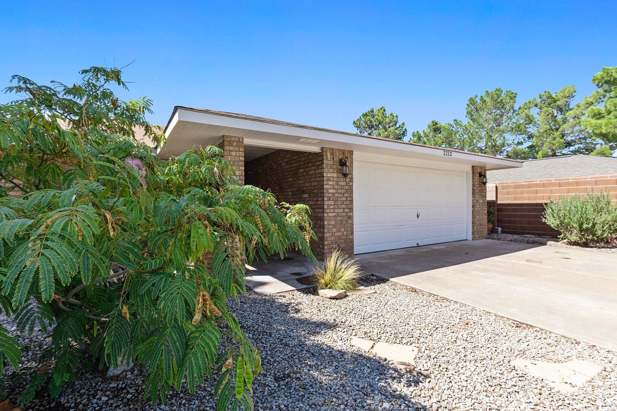 2212 Desert Pine