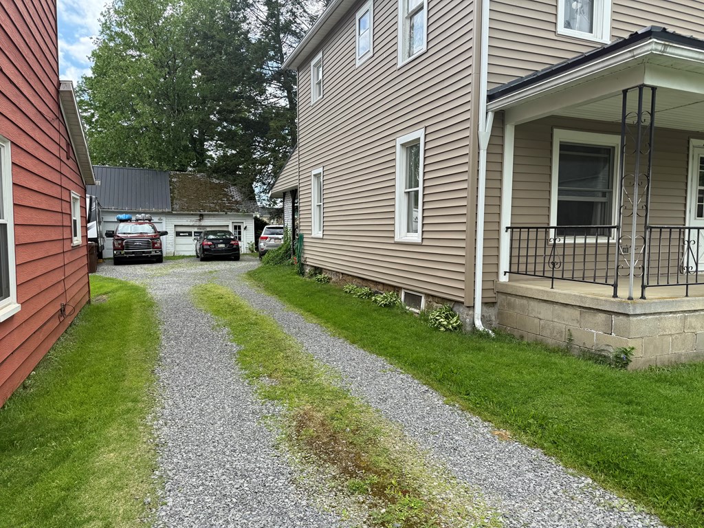 112 Lamberton St, Franklin, Pennsylvania image 2