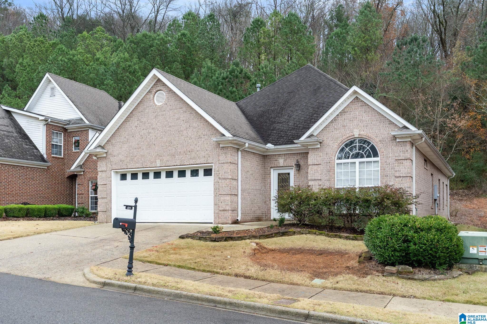 829 CASTLEMAINE DRIVE