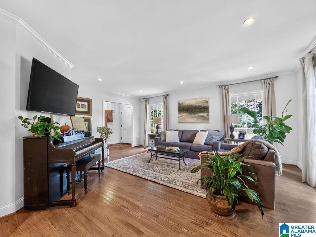 2709 MOUNT ROYAL CIRCLE