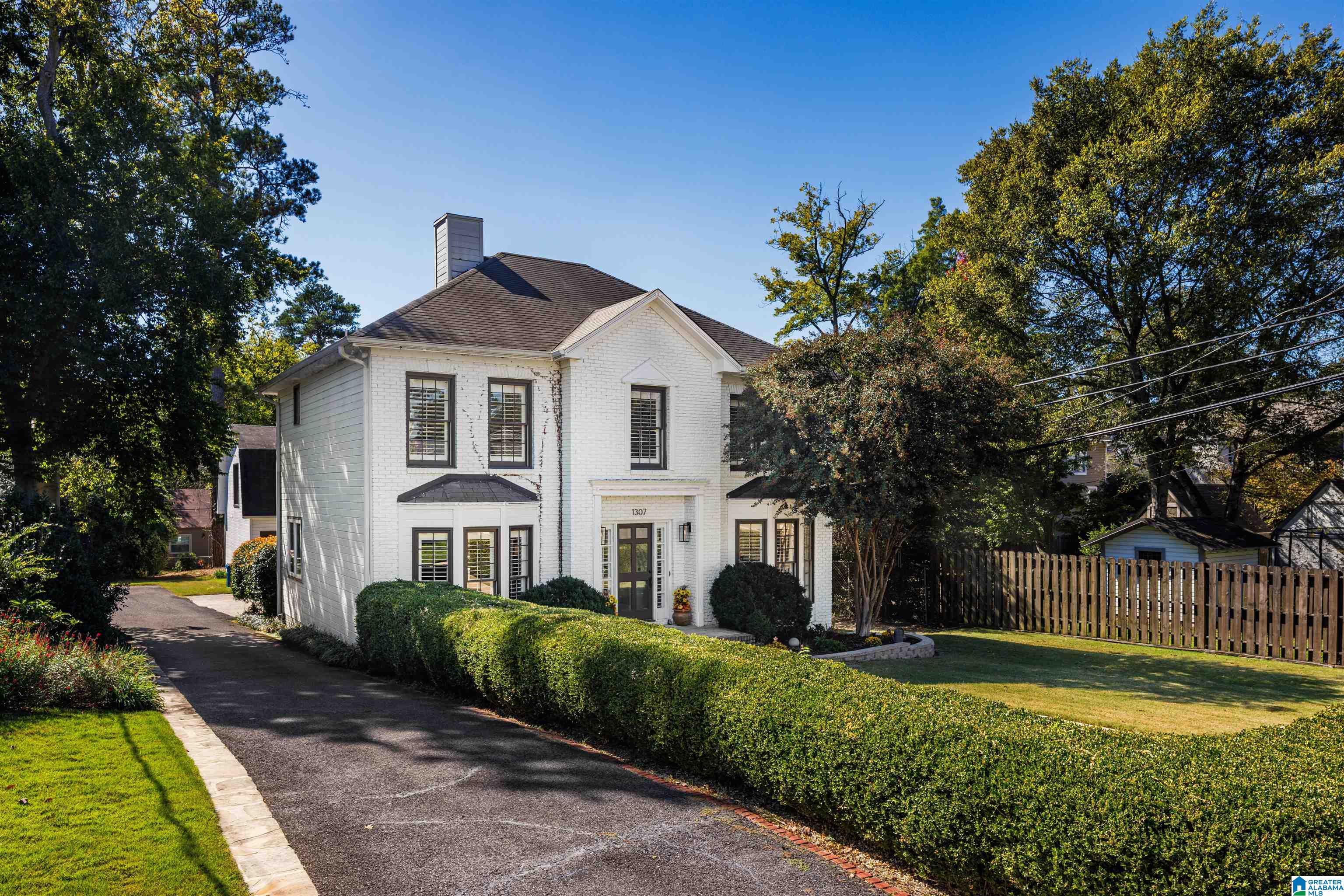 1307 ROSELAND DRIVE