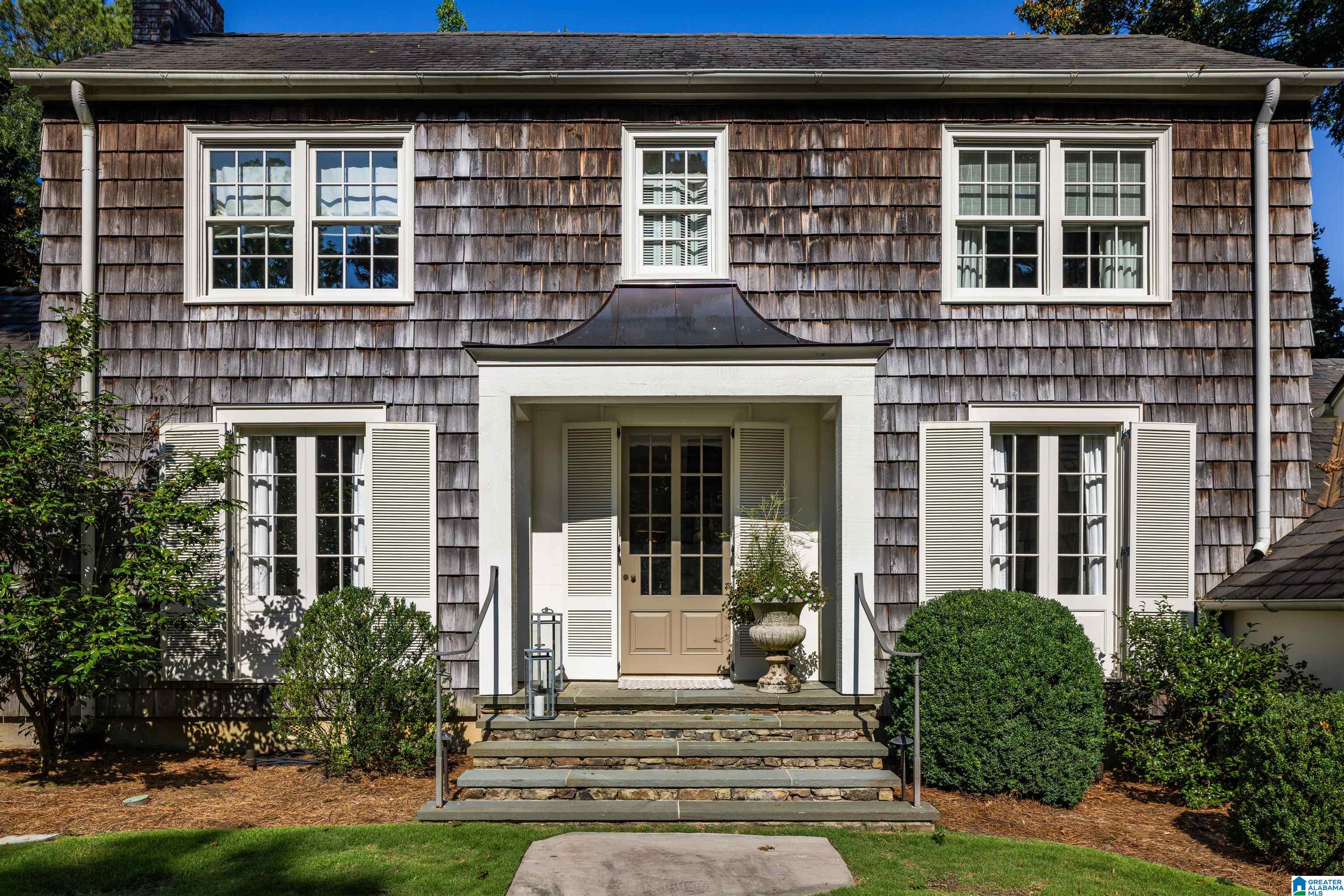 11 MONTCREST DRIVE