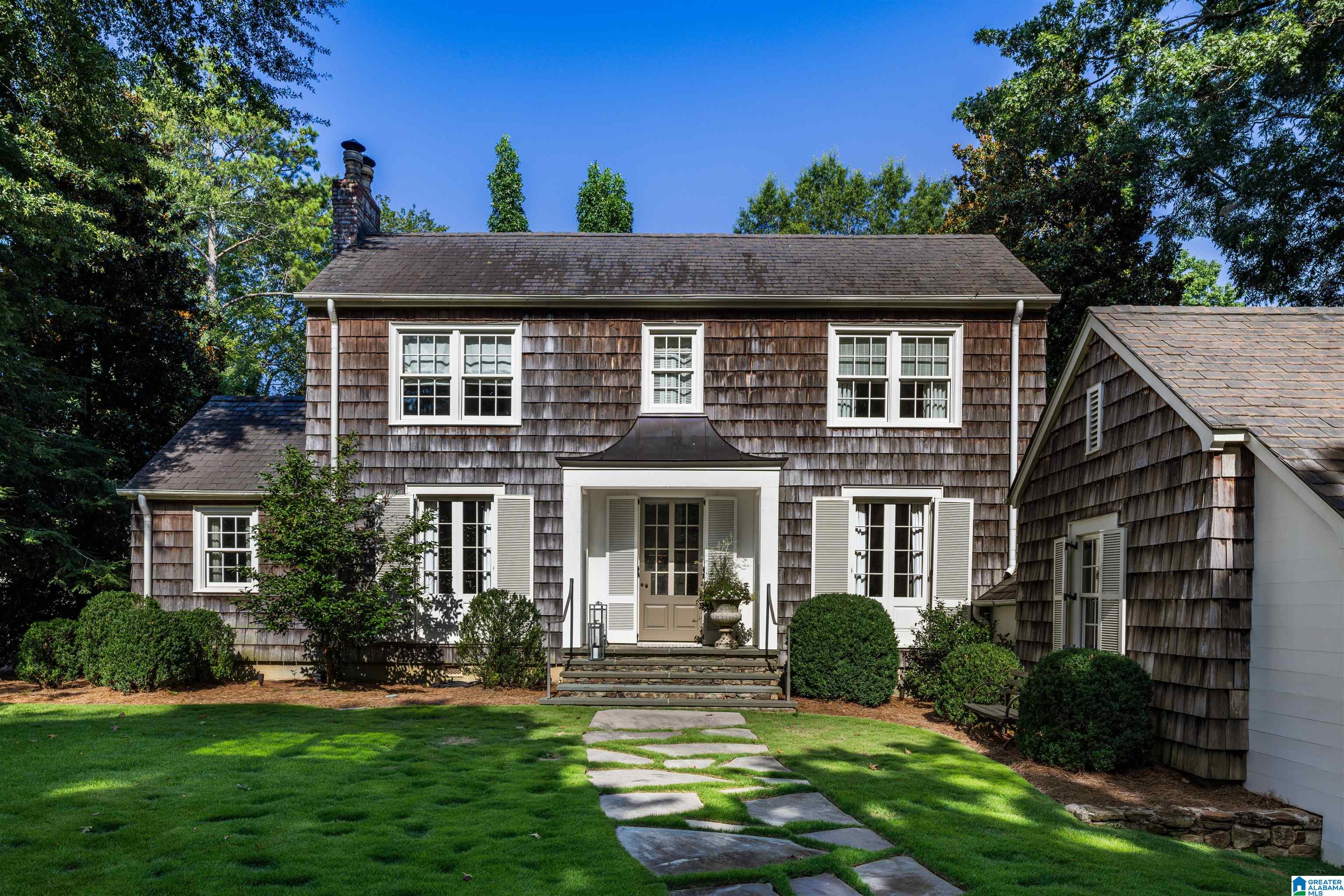 11 MONTCREST DRIVE