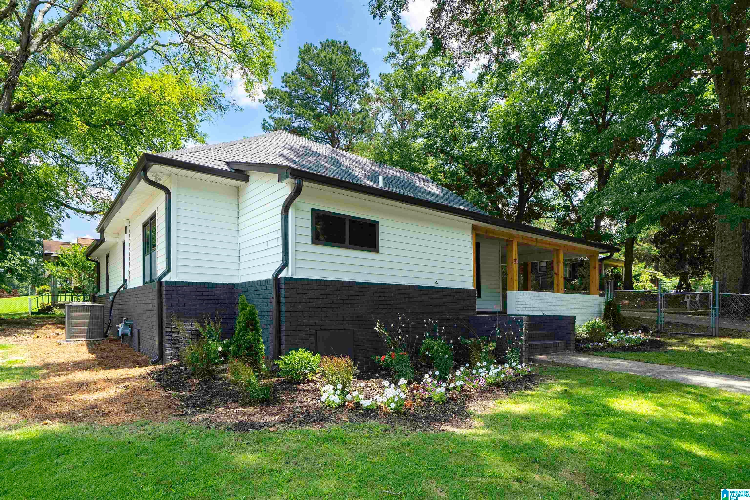 211 5TH AVENUE NE