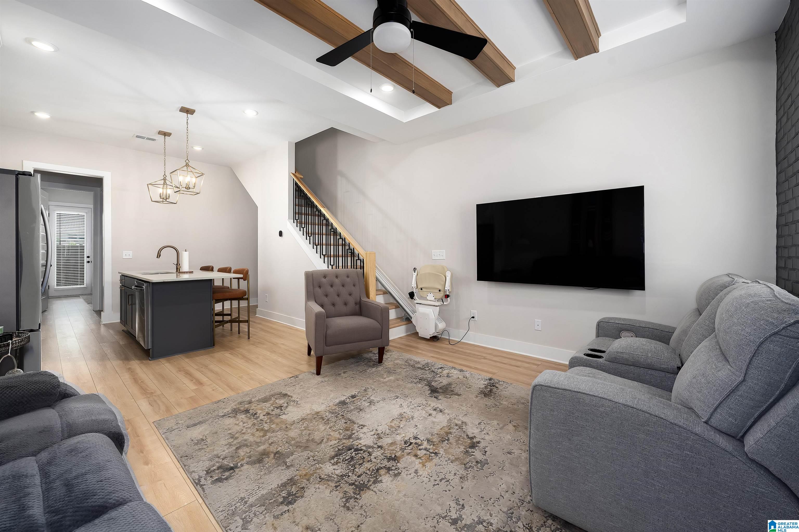 1104 WINDSOR SQUARE