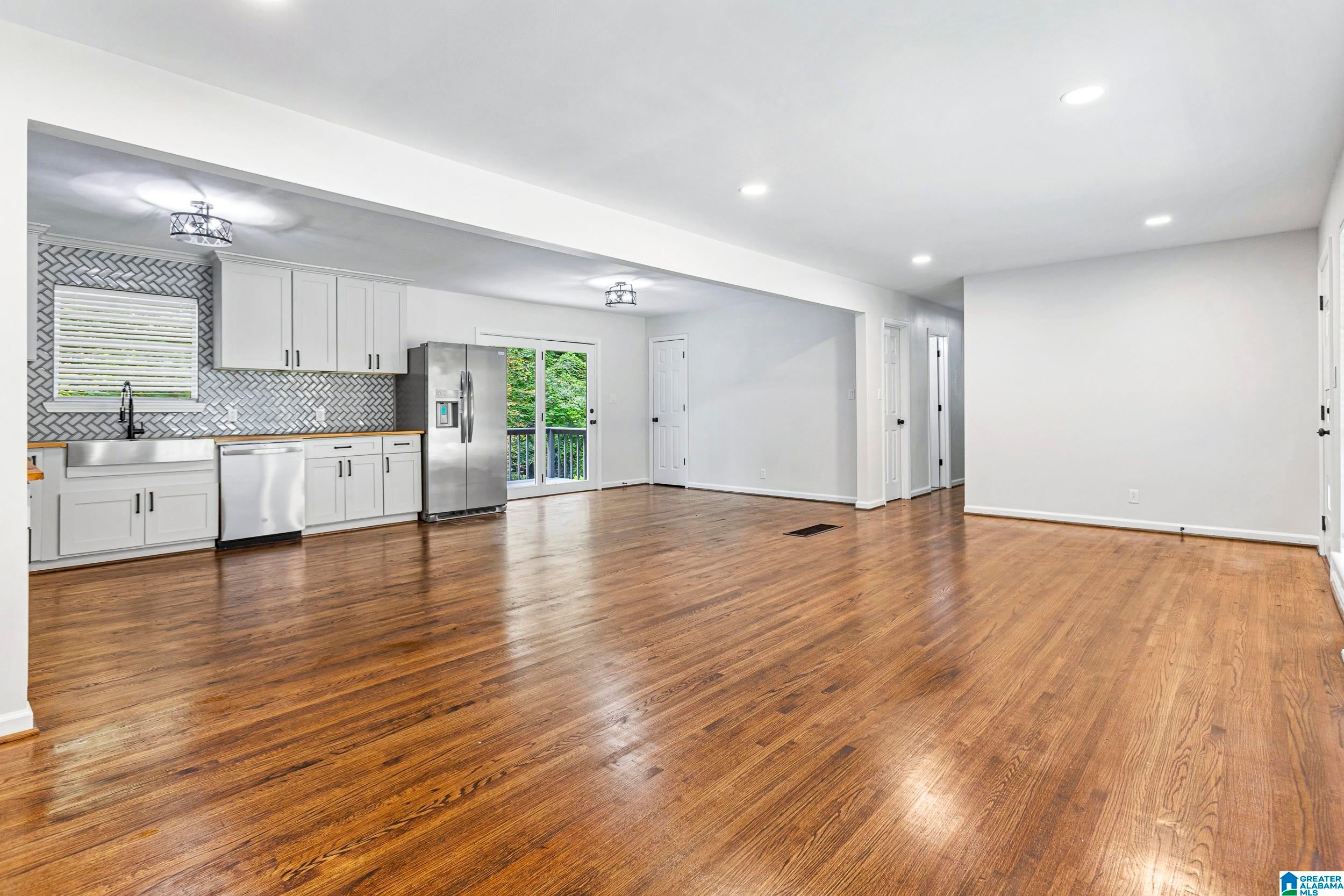2504 OCTOBER DRIVE - Photo 2