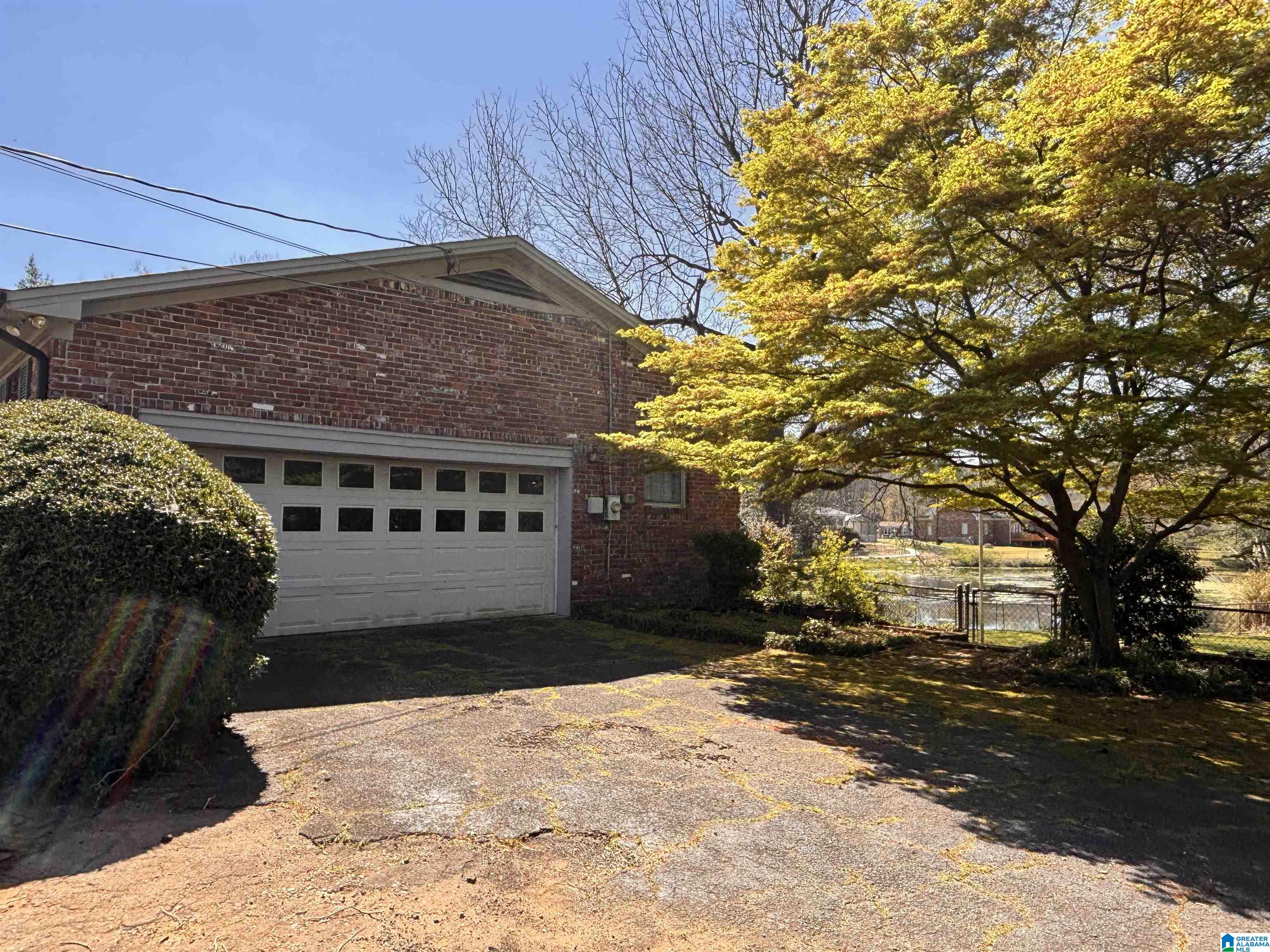 876 TWIN LAKE DRIVE NE