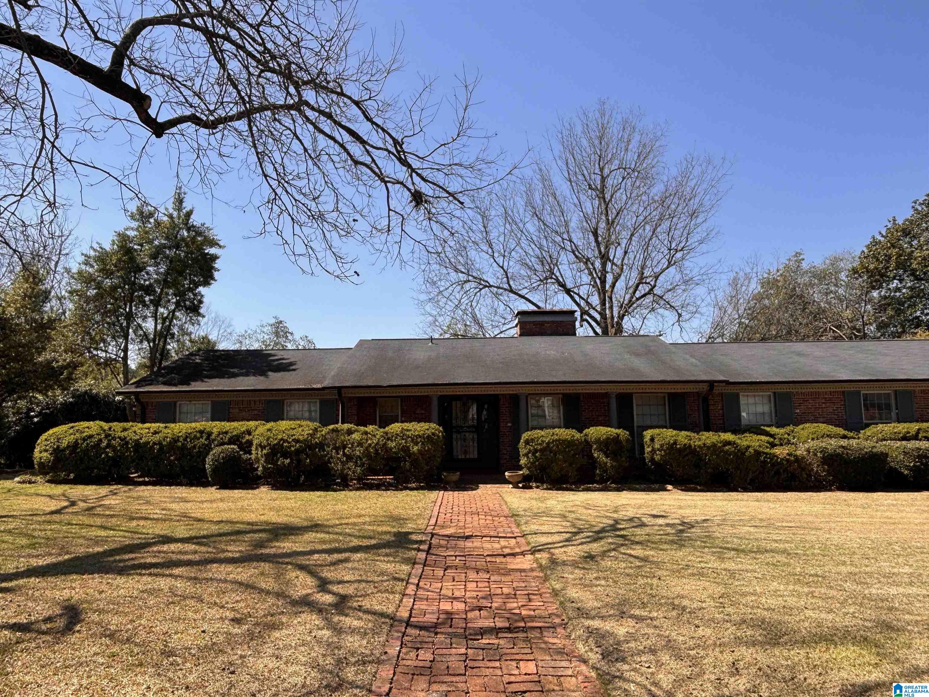 876 TWIN LAKE DRIVE NE