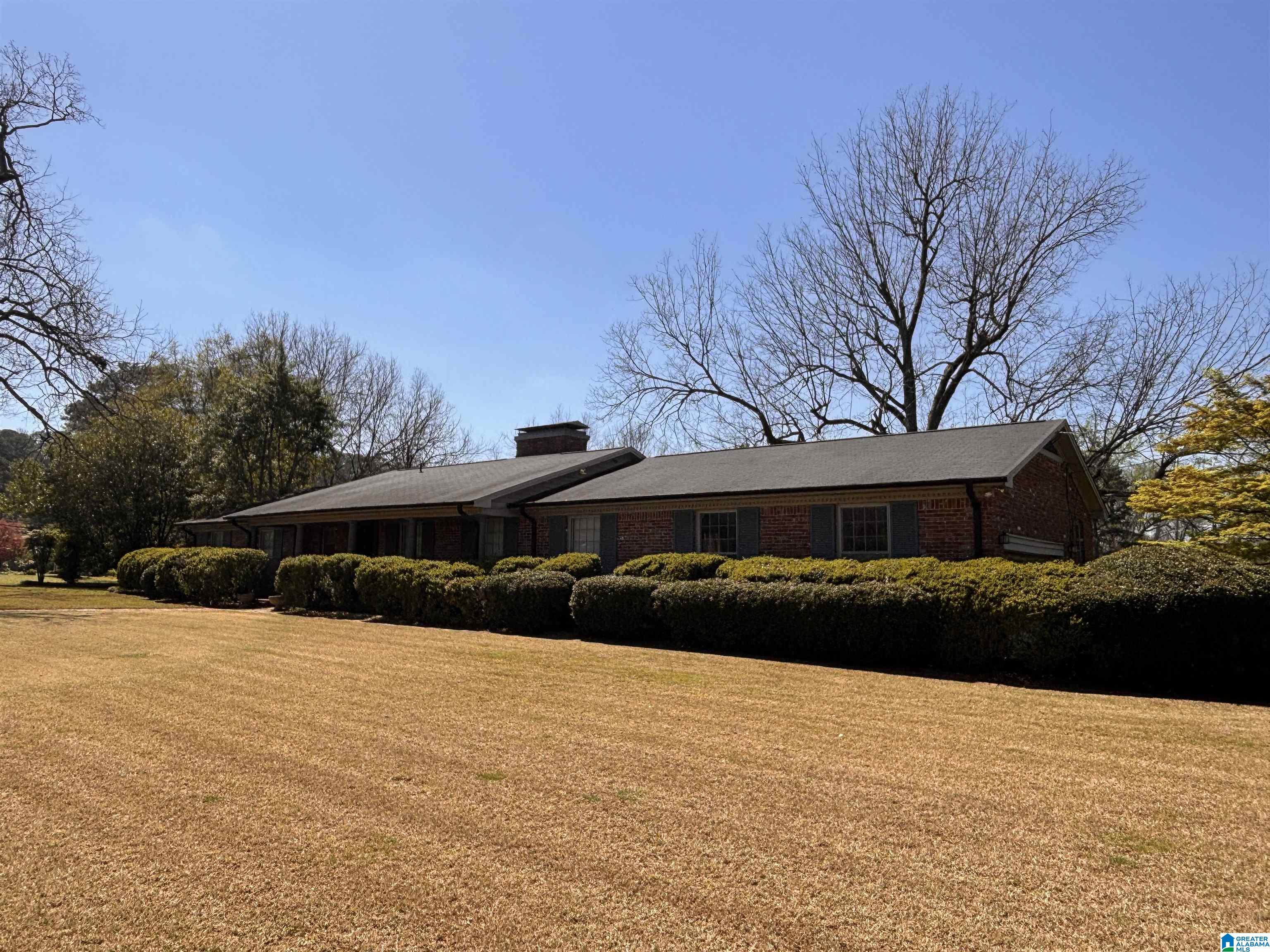 876 TWIN LAKE DRIVE NE