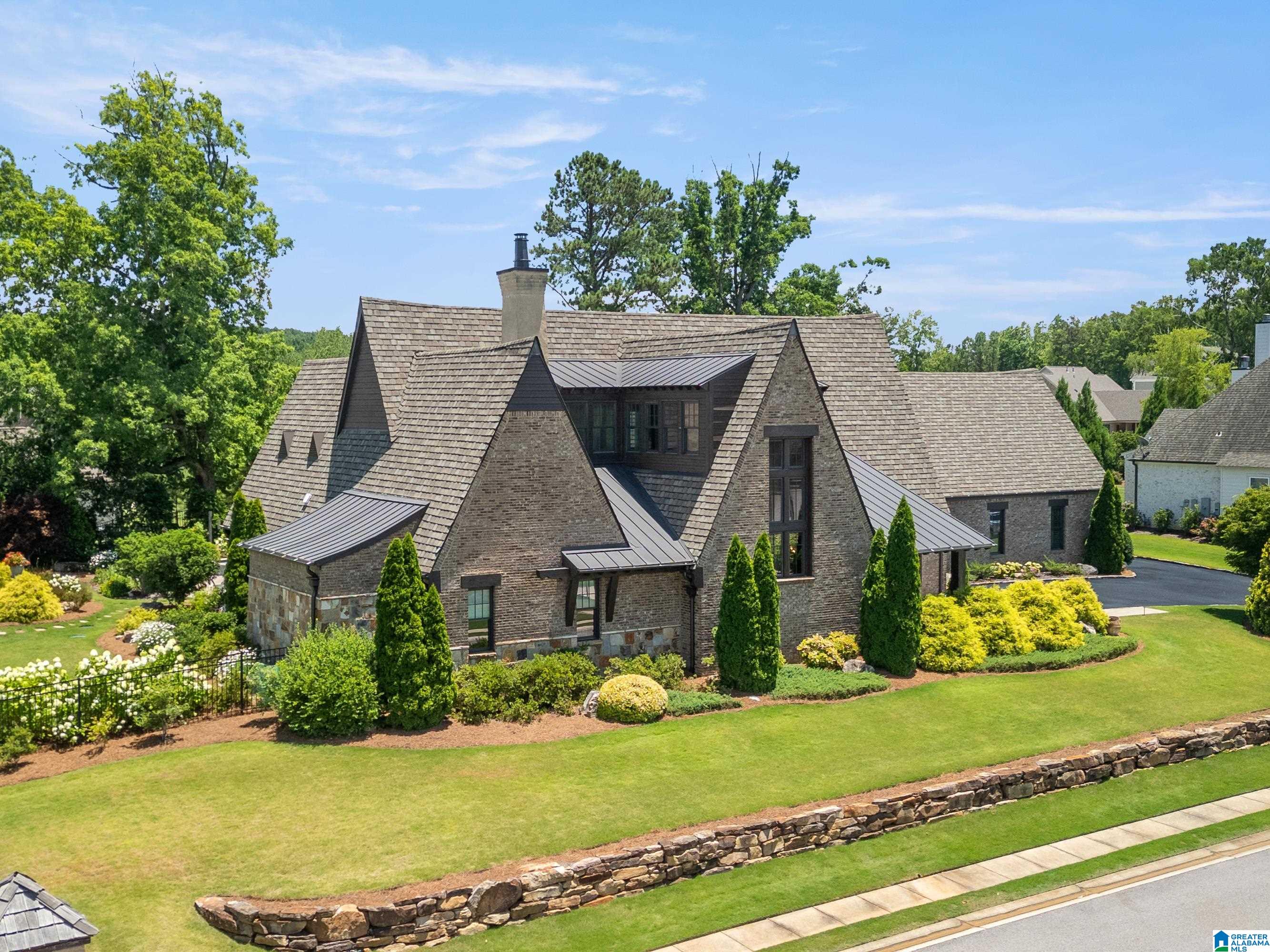 5825 DEERFOOT COURT