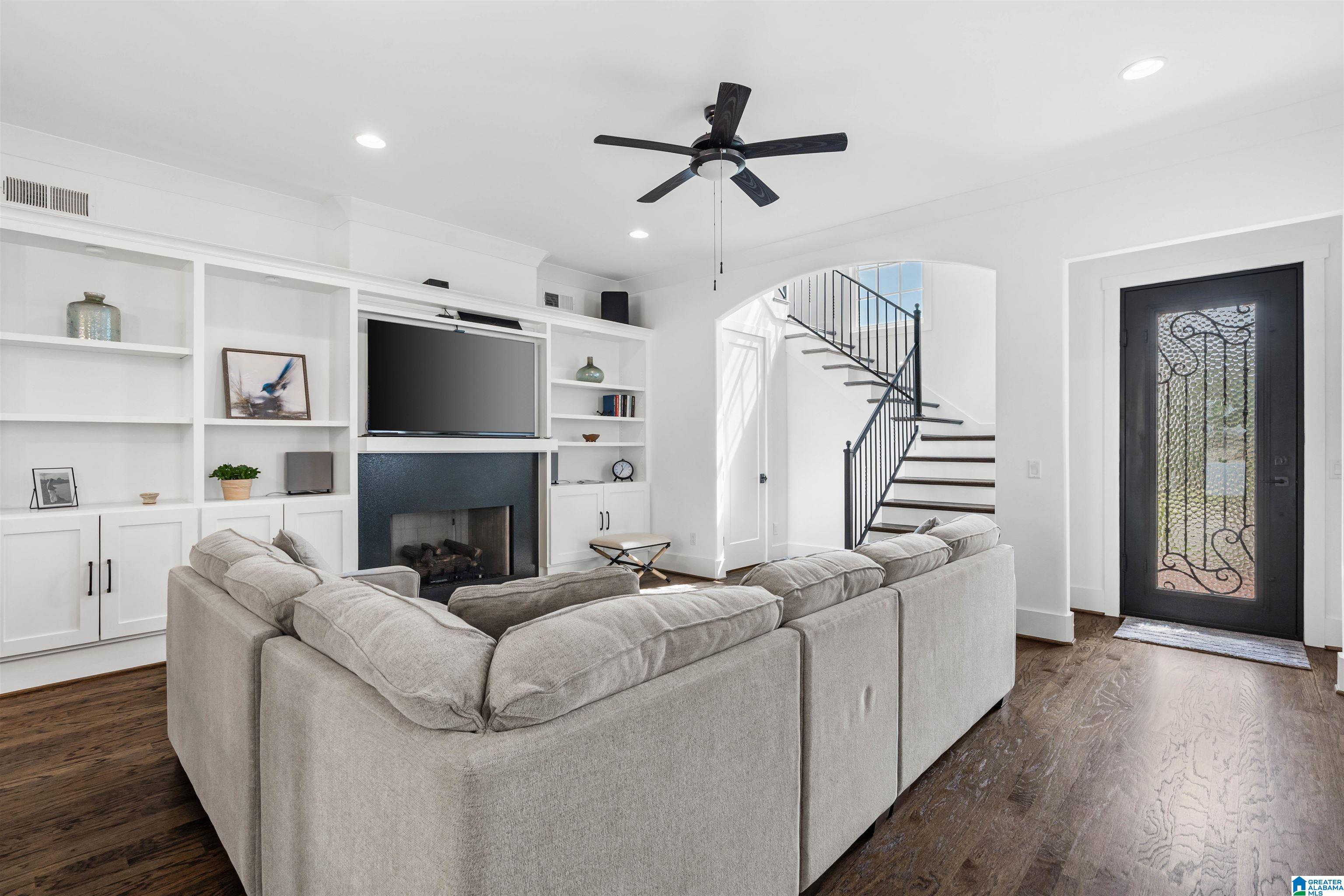 836 VILLA LANE