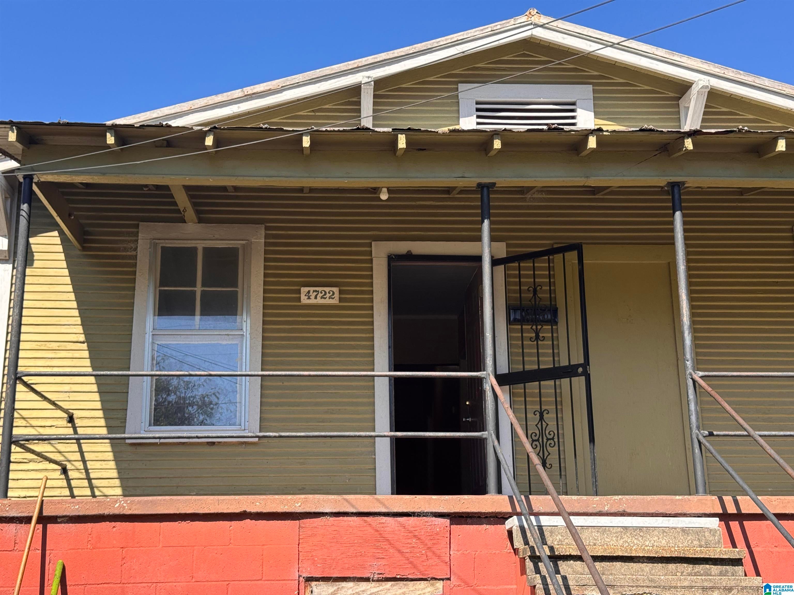 817 LEXINGTON STREET