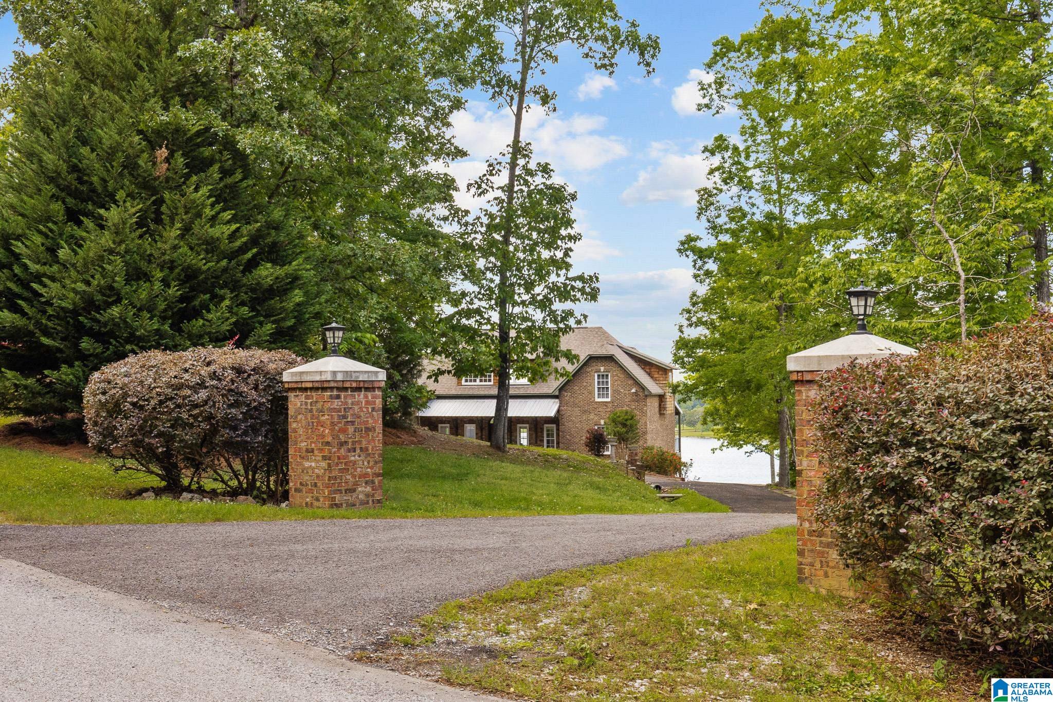 825 DOGWOOD LANE