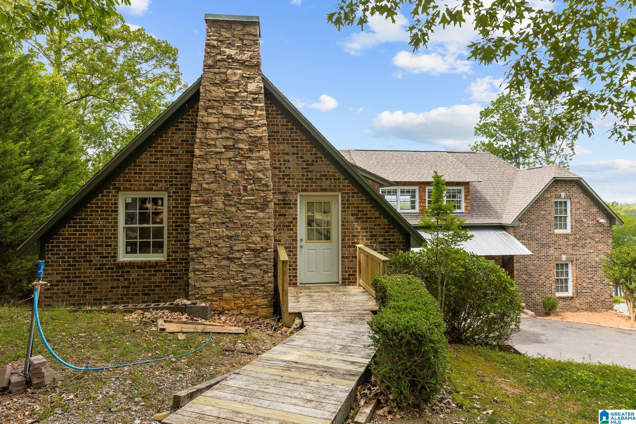 825 DOGWOOD LANE