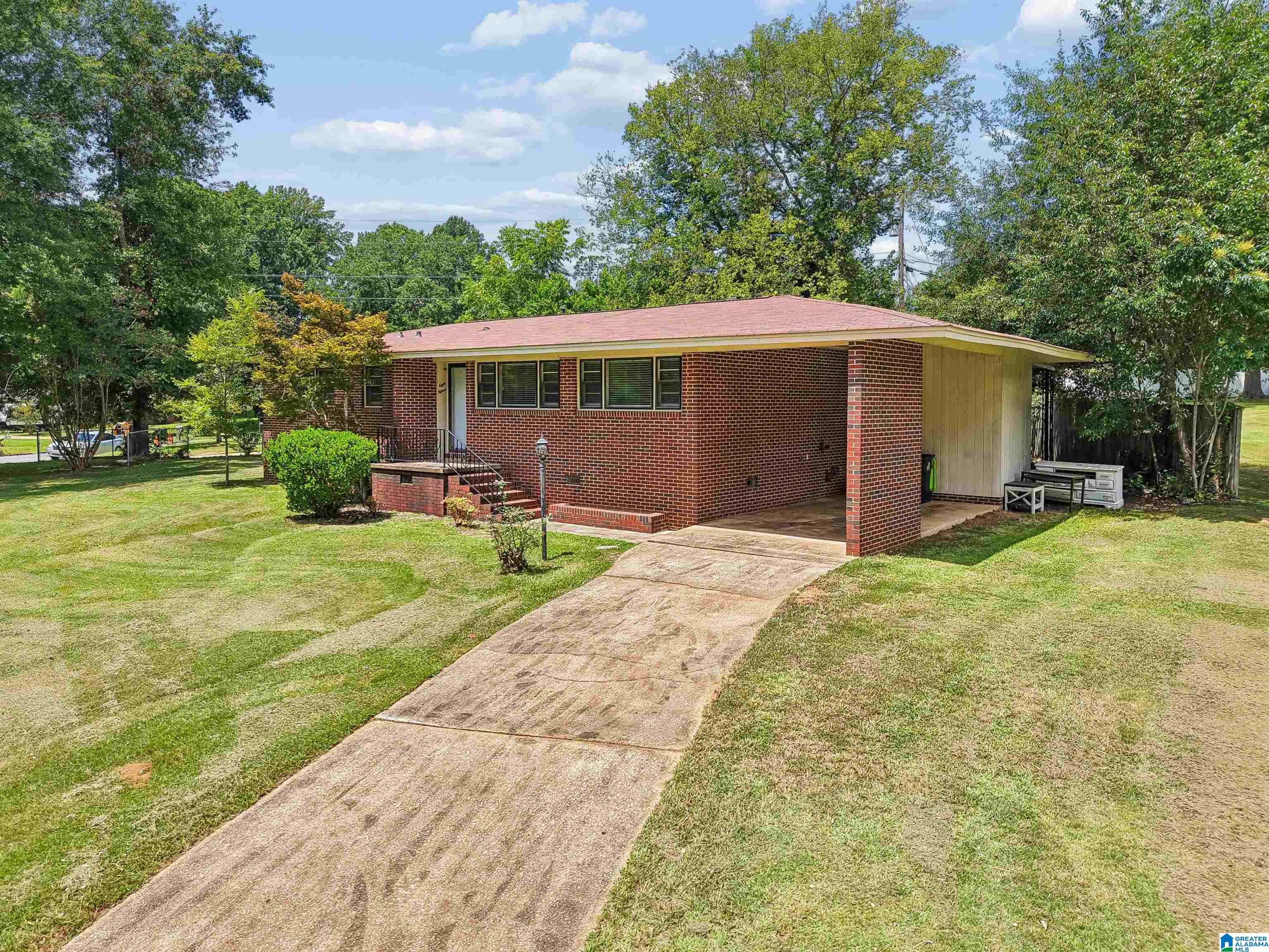 815 PINEVIEW LANE