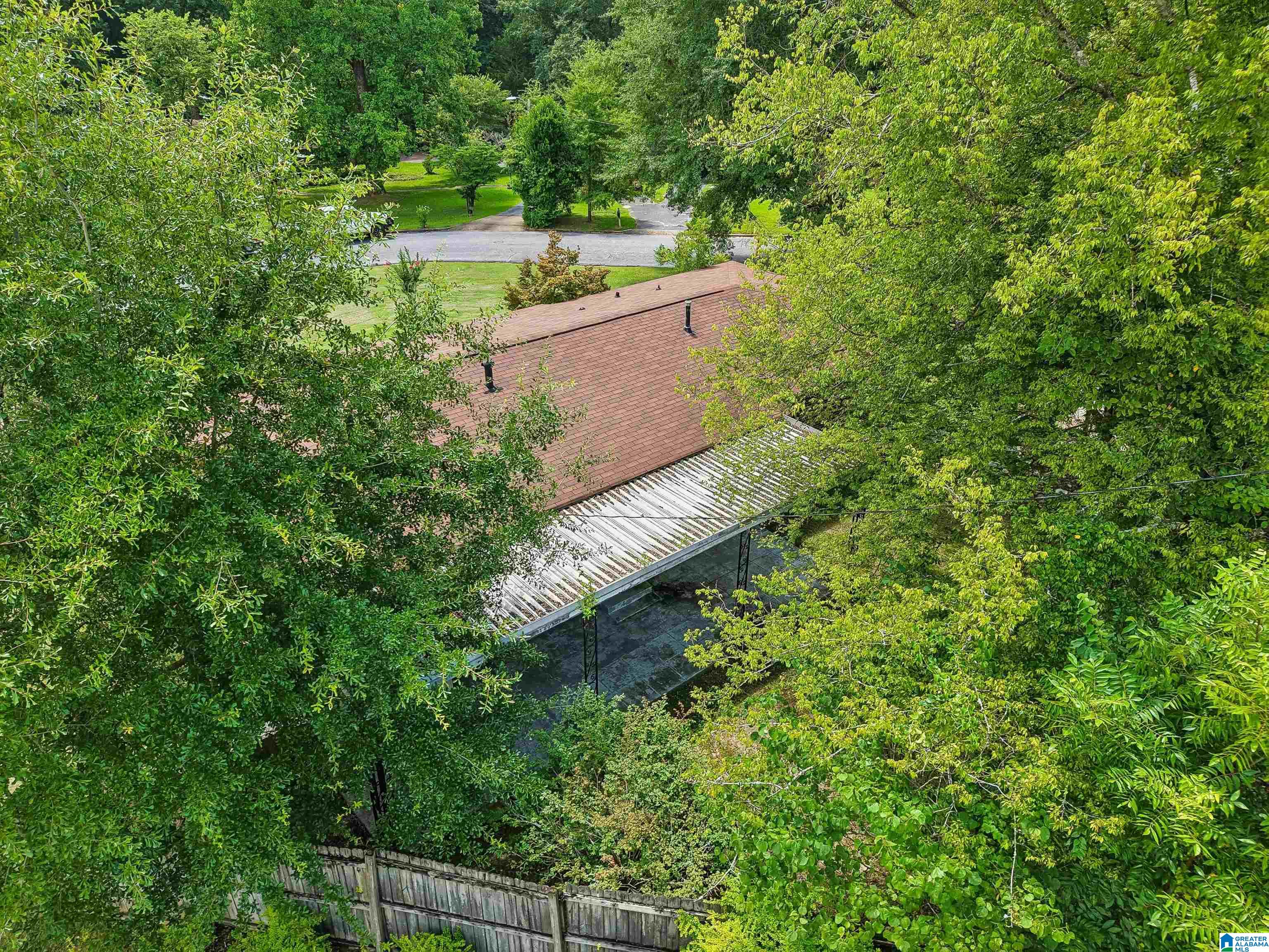 815 PINEVIEW LANE