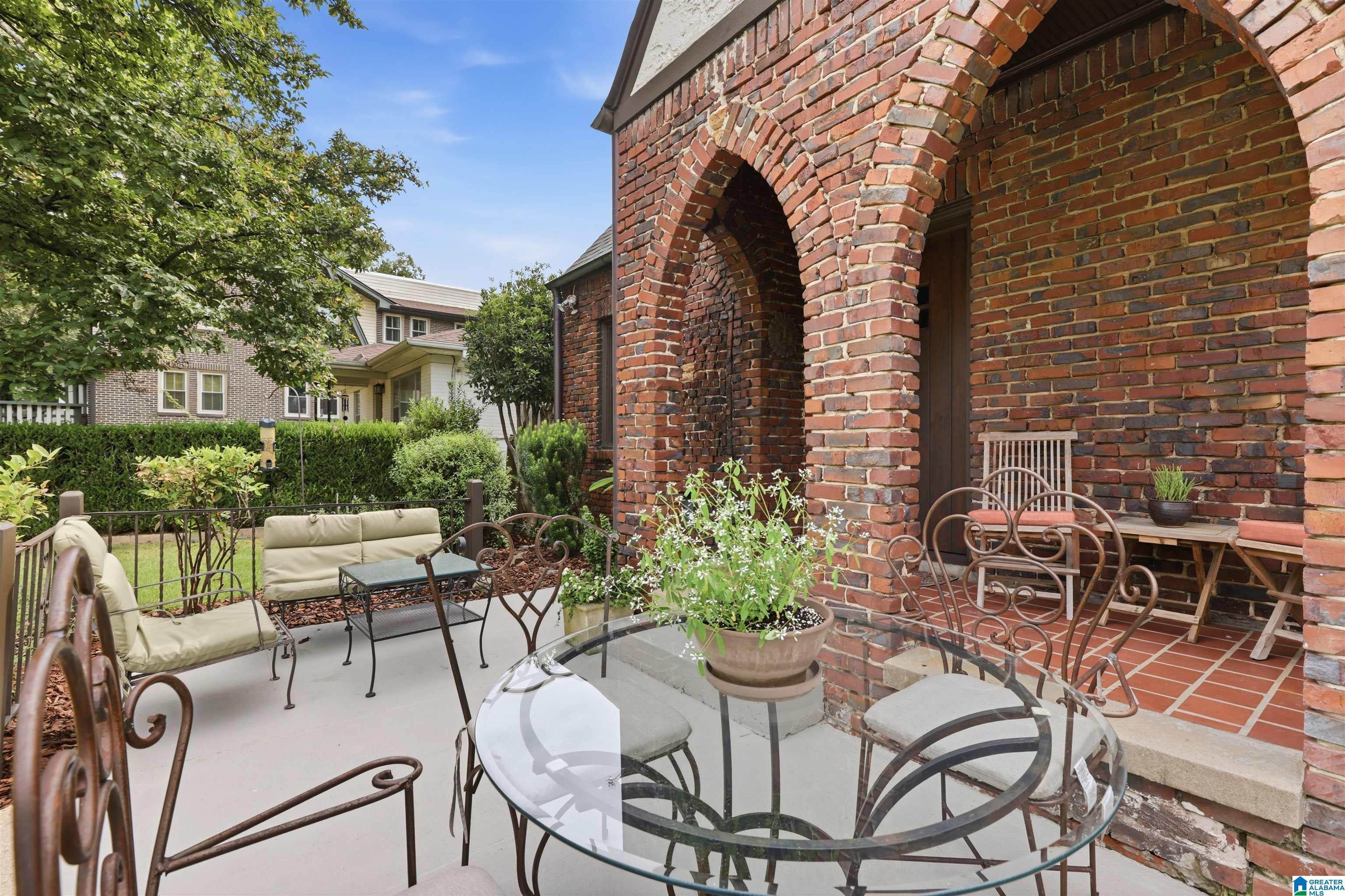 1097 COLUMBIANA ROAD