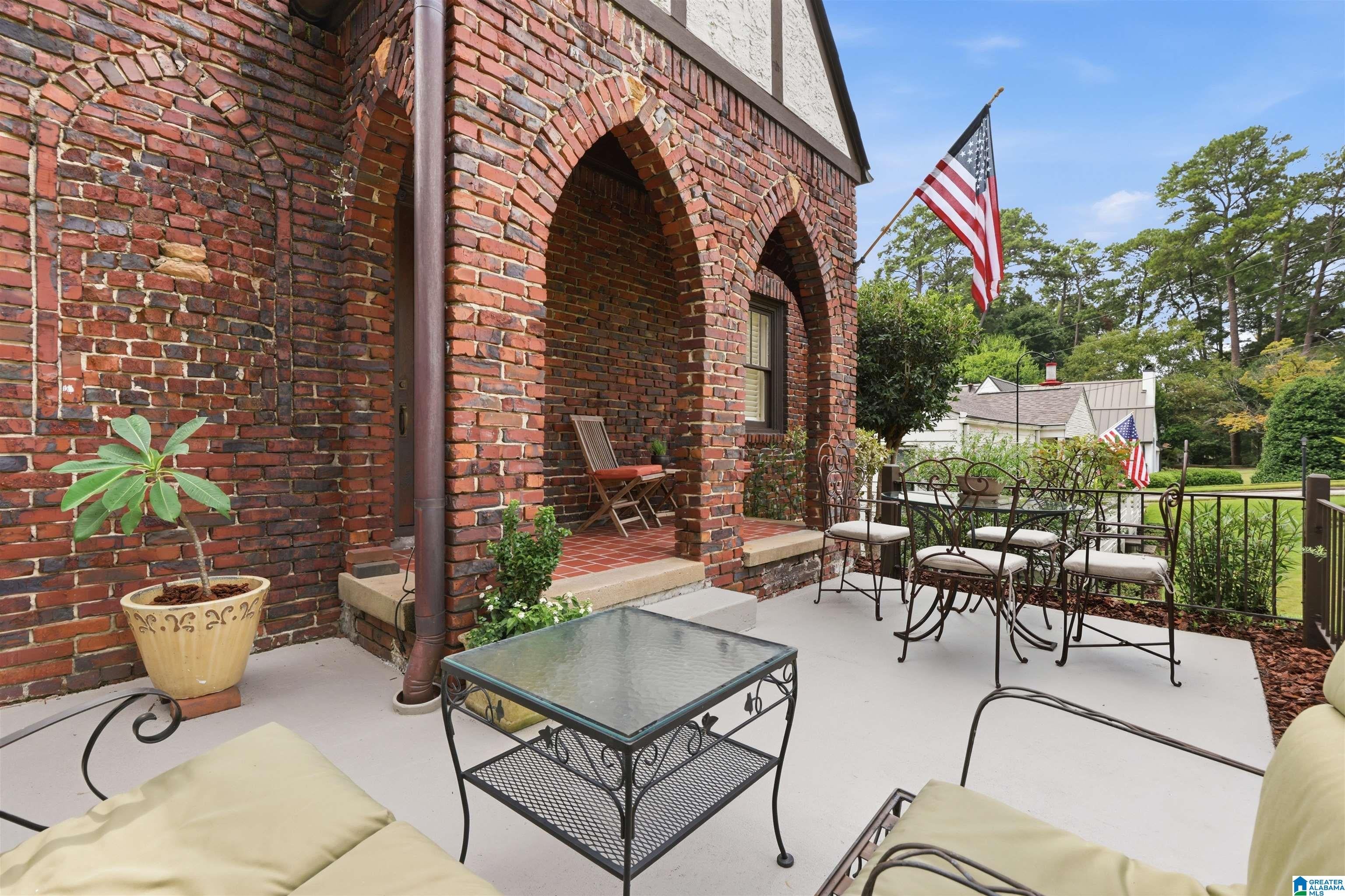 1097 COLUMBIANA ROAD