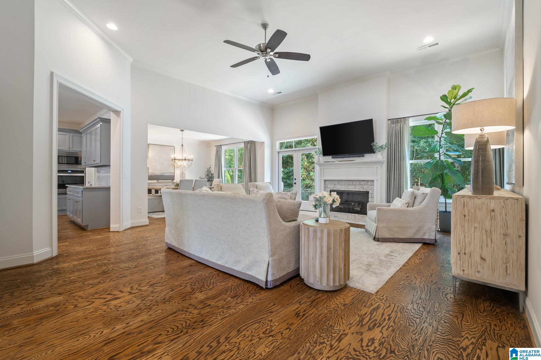 1044 GLENDALE DRIVE
