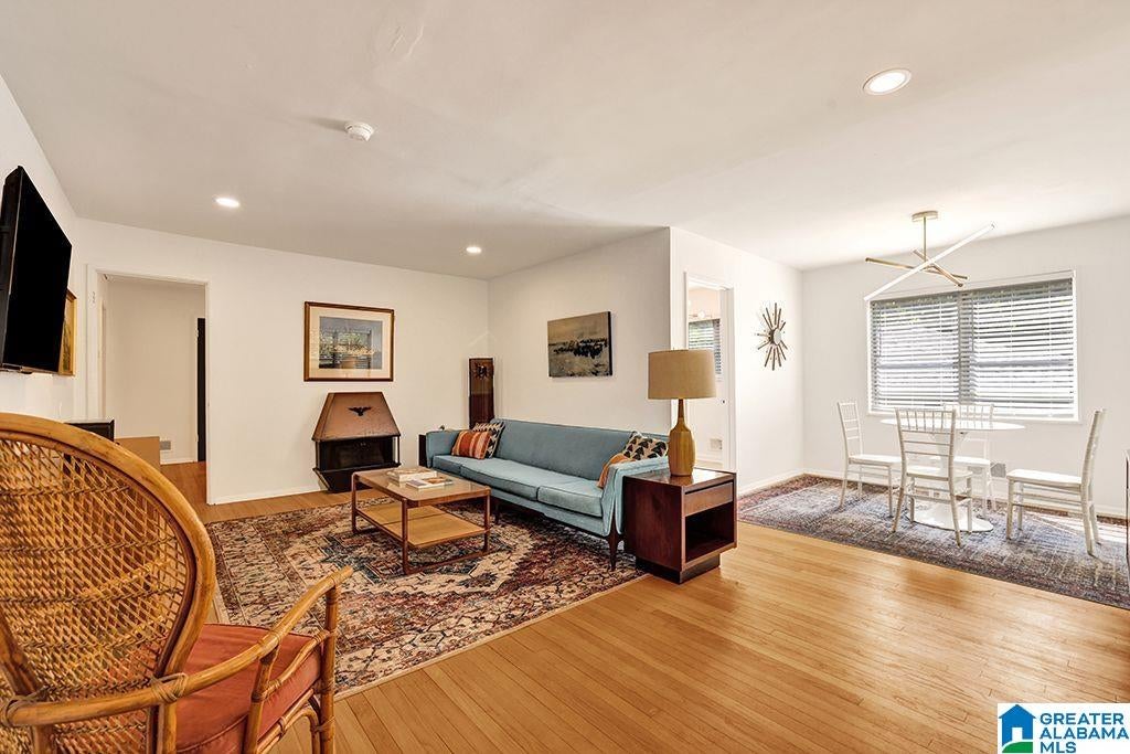 913 REDFERN TRAIL