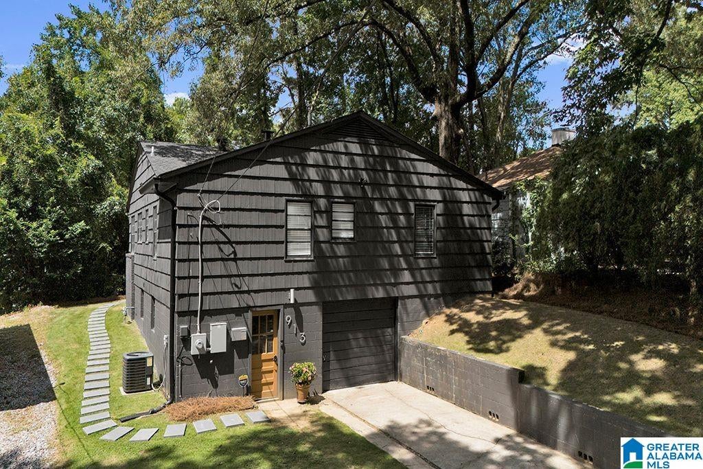 913 REDFERN TRAIL