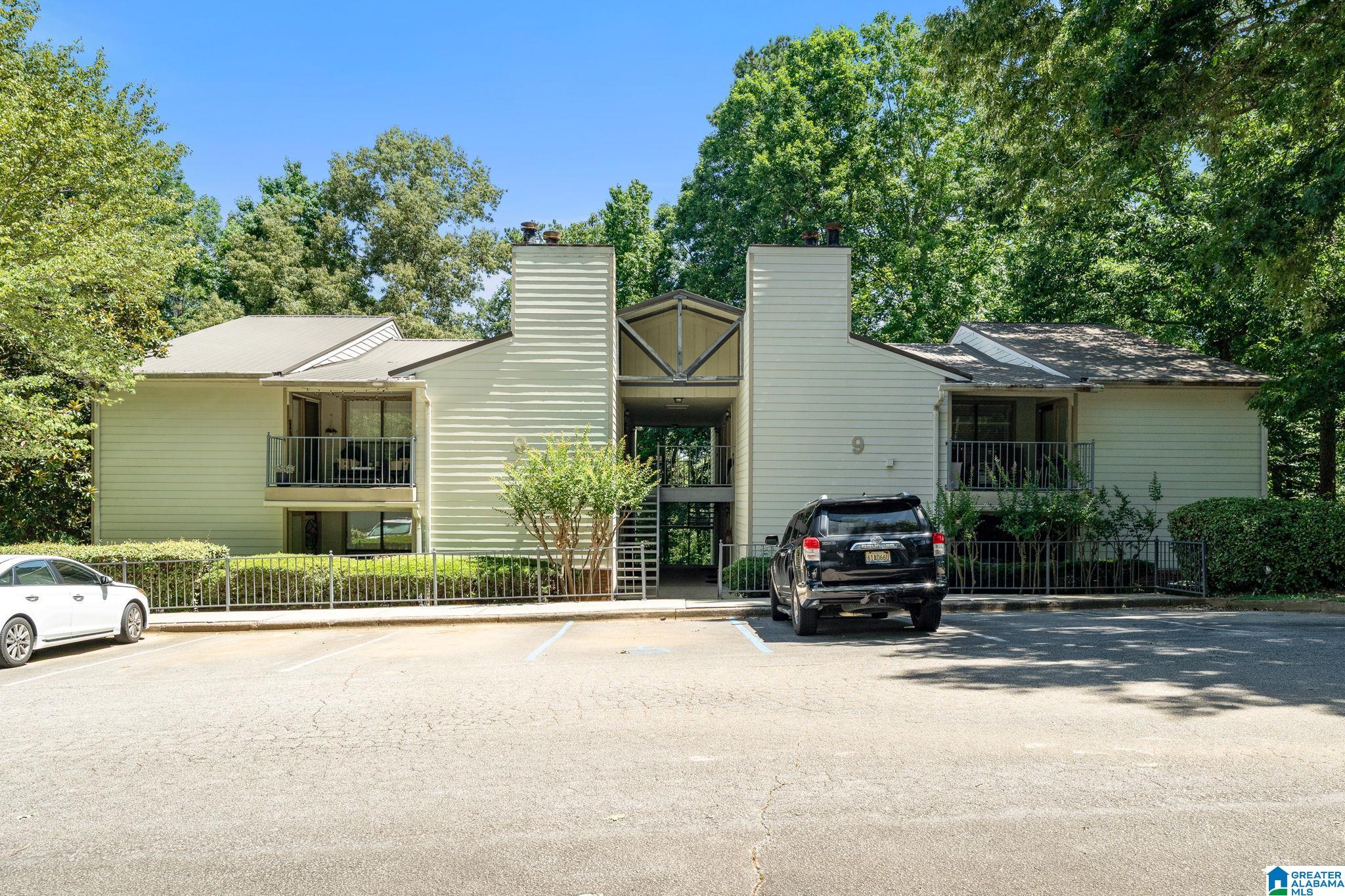 902 GABLES DRIVE 902