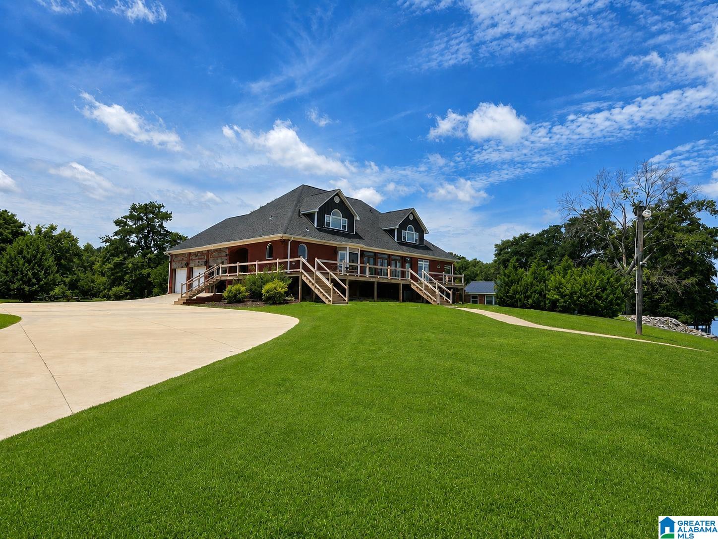 732 SHERRY LANE