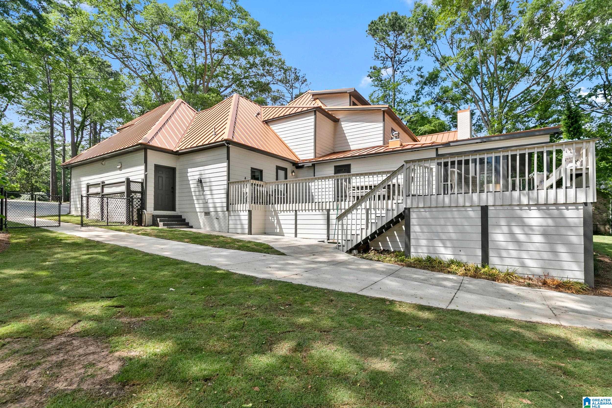 890 RIVER OAKS DRIVE