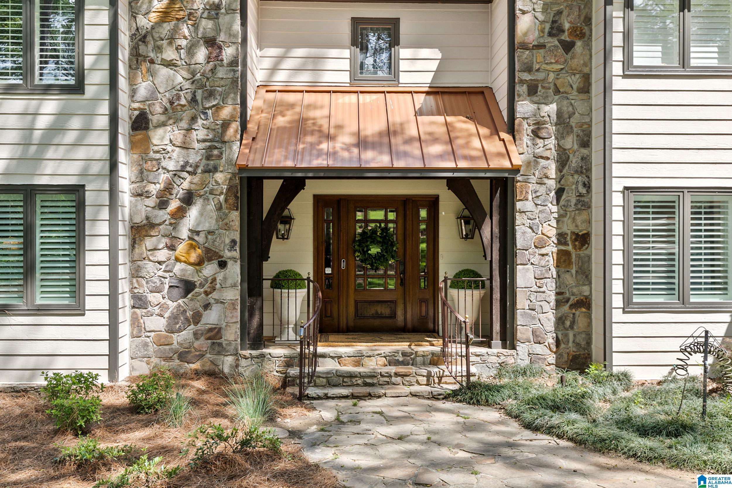 890 RIVER OAKS DRIVE