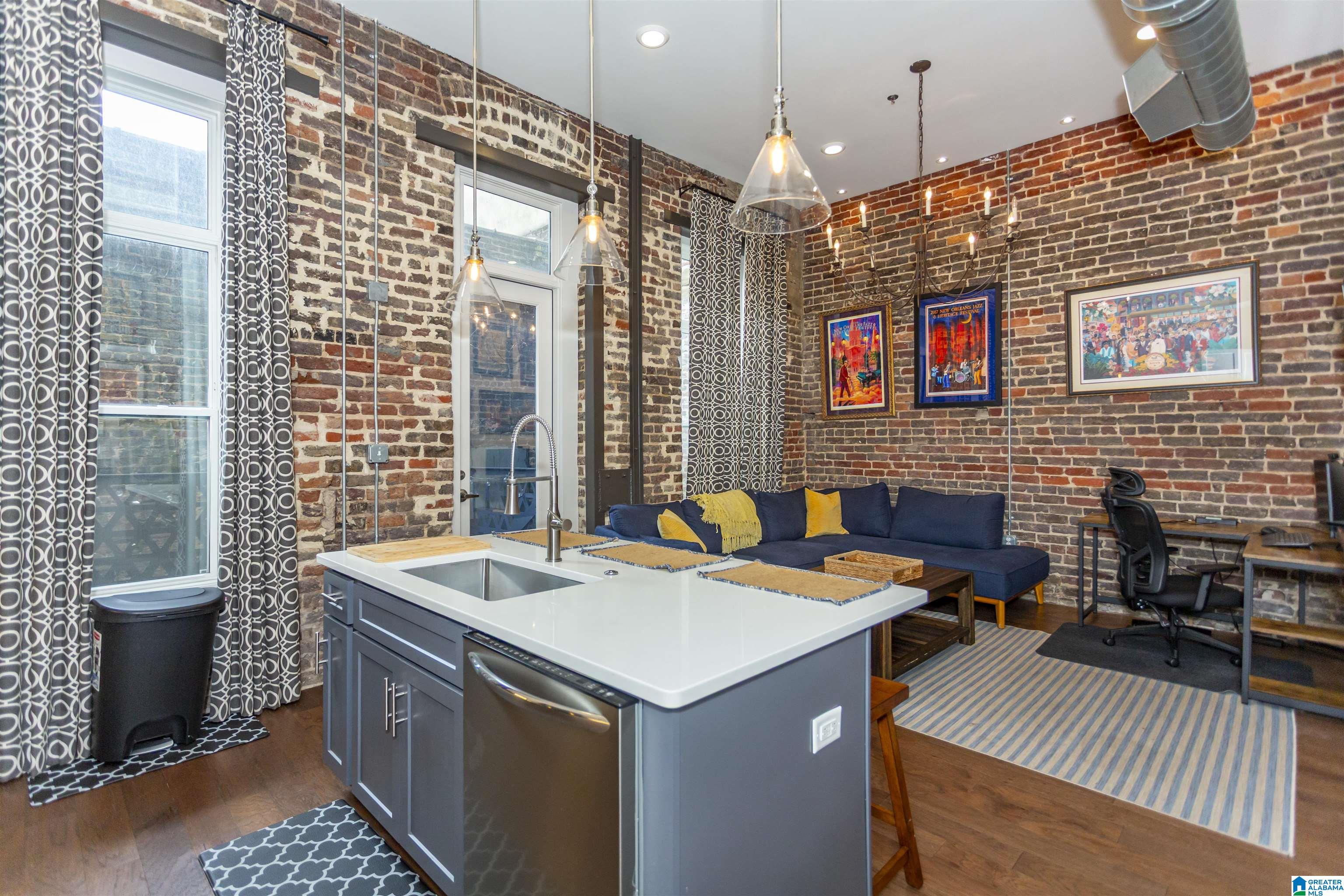 2015 1ST AVENUE N 2D