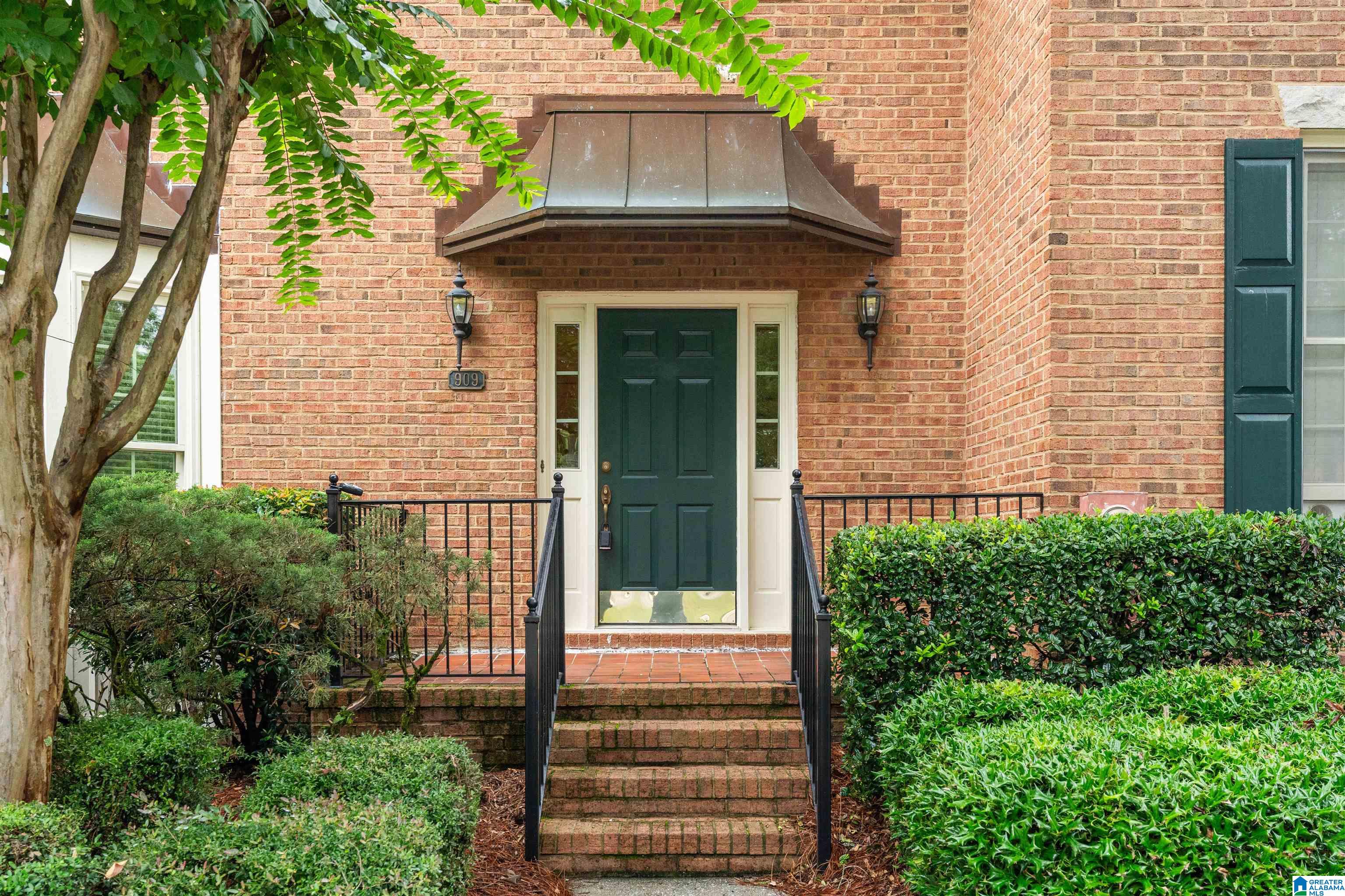 909 CHESTNUT OAKS CIRCLE
