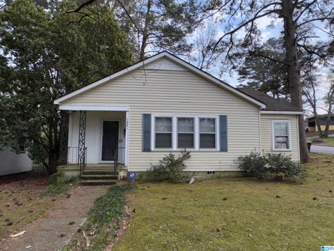 Photo of 1321 Kentucky Avenue, GADSDEN, AL 35903 (MLS # 21448169)