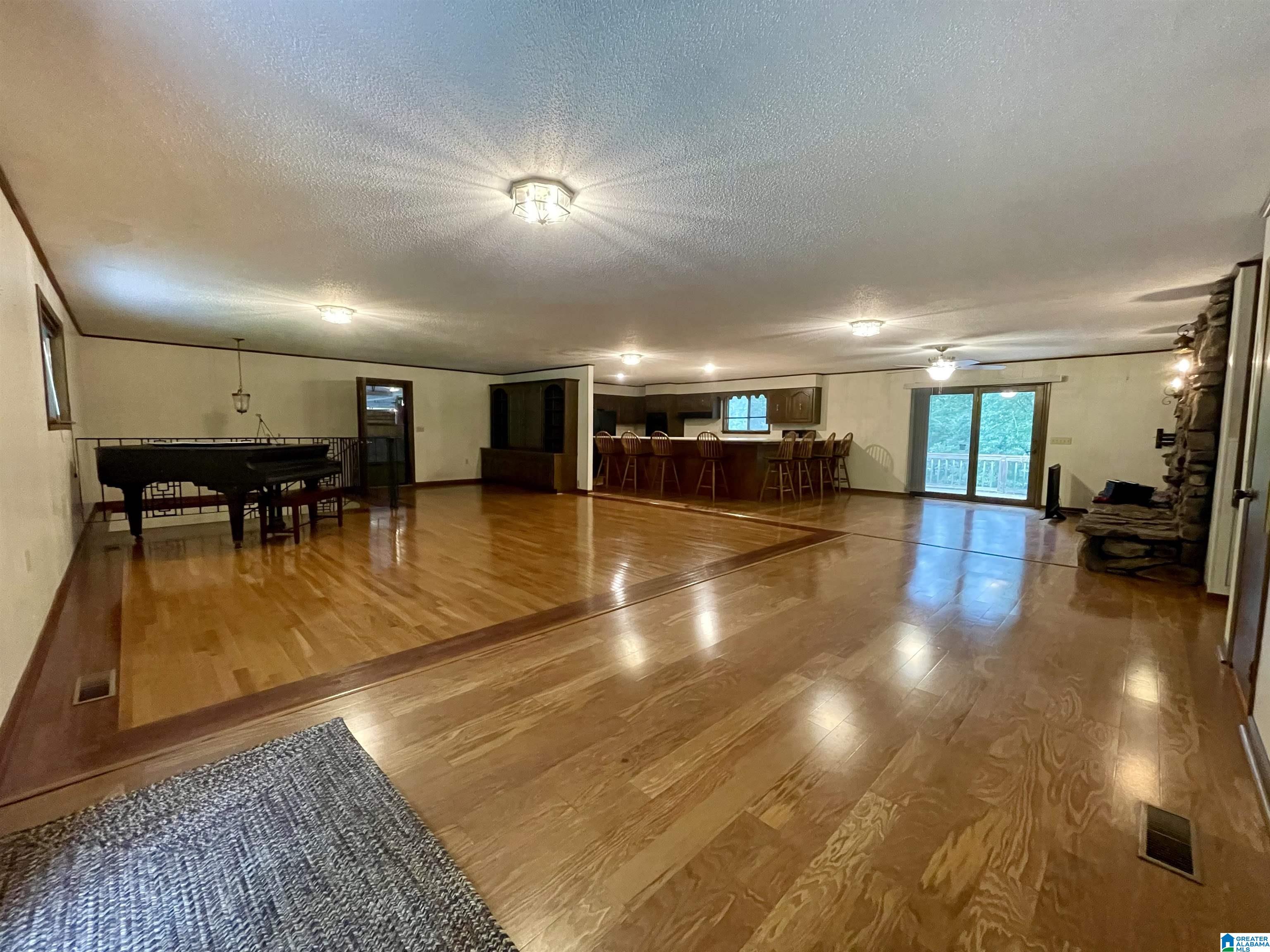 906 SCENIC DRIVE NE