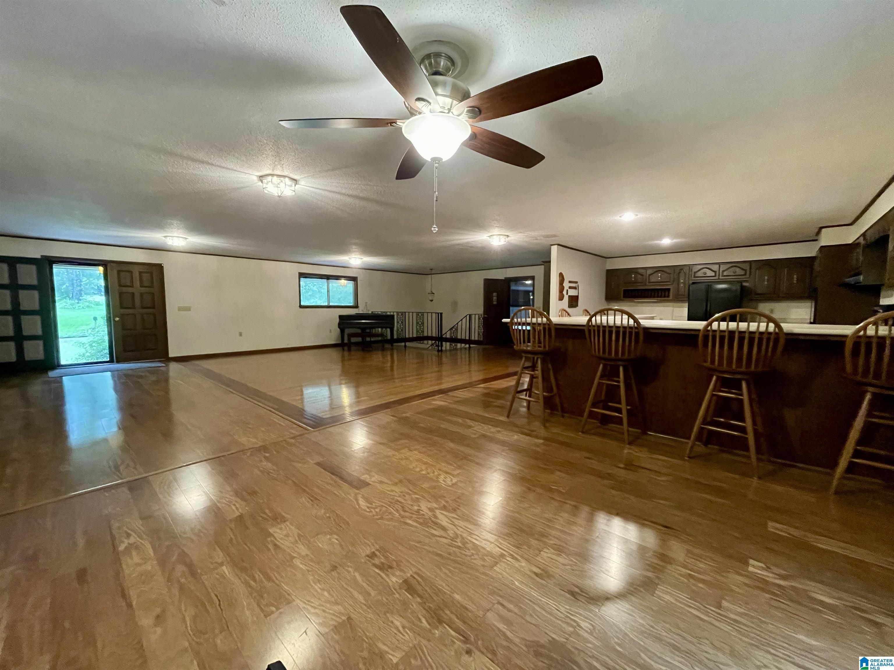 906 SCENIC DRIVE NE
