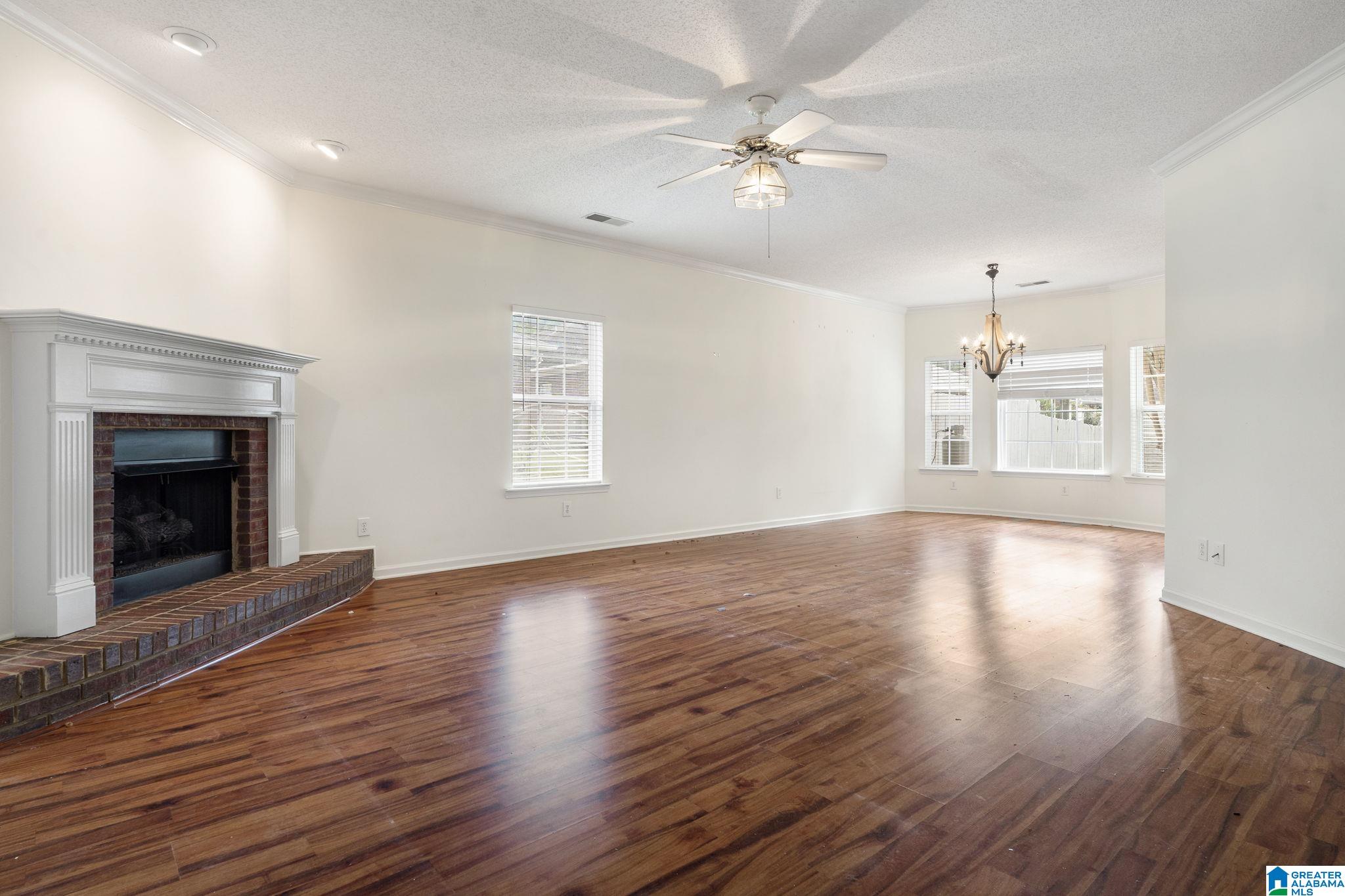 304 CREEKSIDE LANE